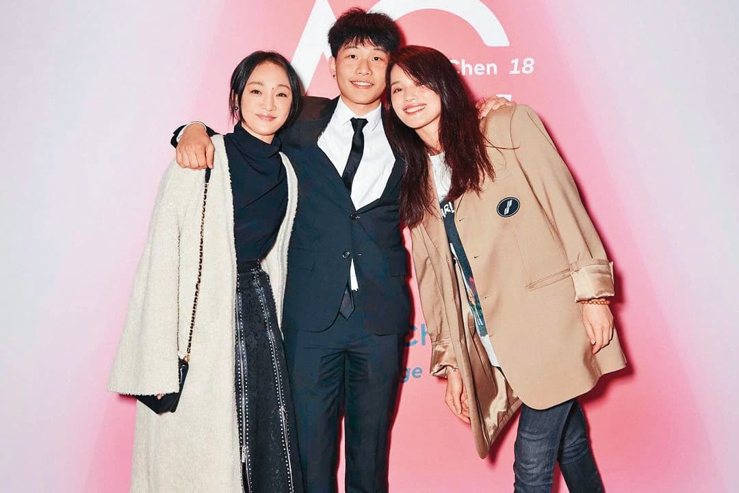 陳尊佑(中)深得周迅(左)、舒淇(右)疼愛,因此有希望兩位影后帶他進娛樂圈的說法。(翻攝自陳坤IG)