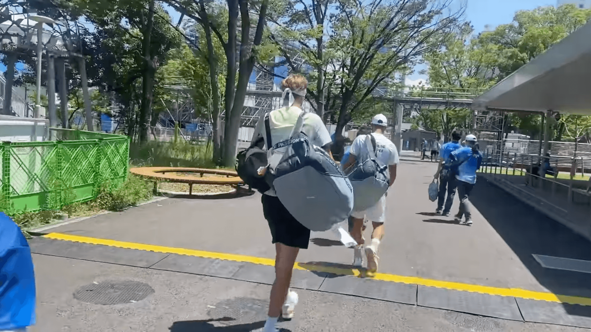 盧彥勳(白衣戴帽者)昨出戰東奧第一輪,哥哥拍下他的背影,令人淚目。(翻攝盧彥勳臉書)