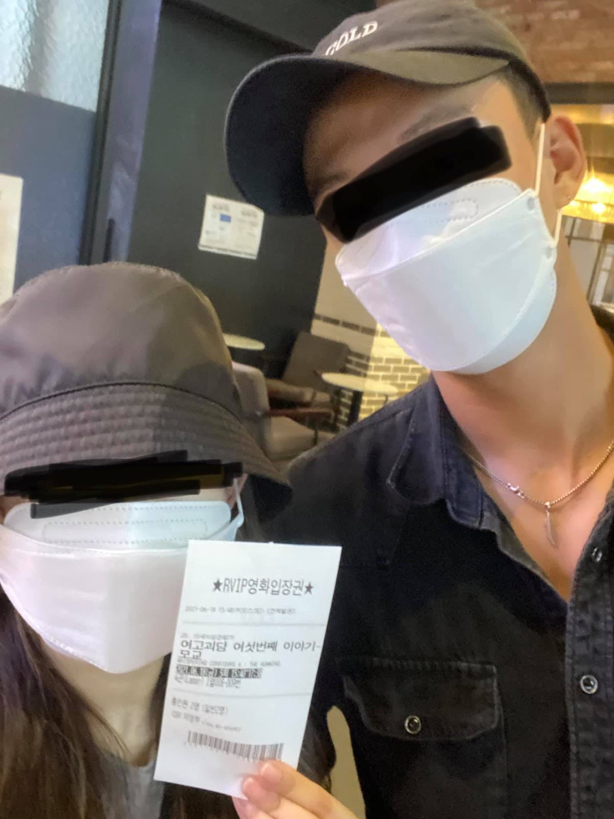 A女（左）上網爆料前男友金敏歸，更公開兩人合照。（翻攝自韓國nate論壇）