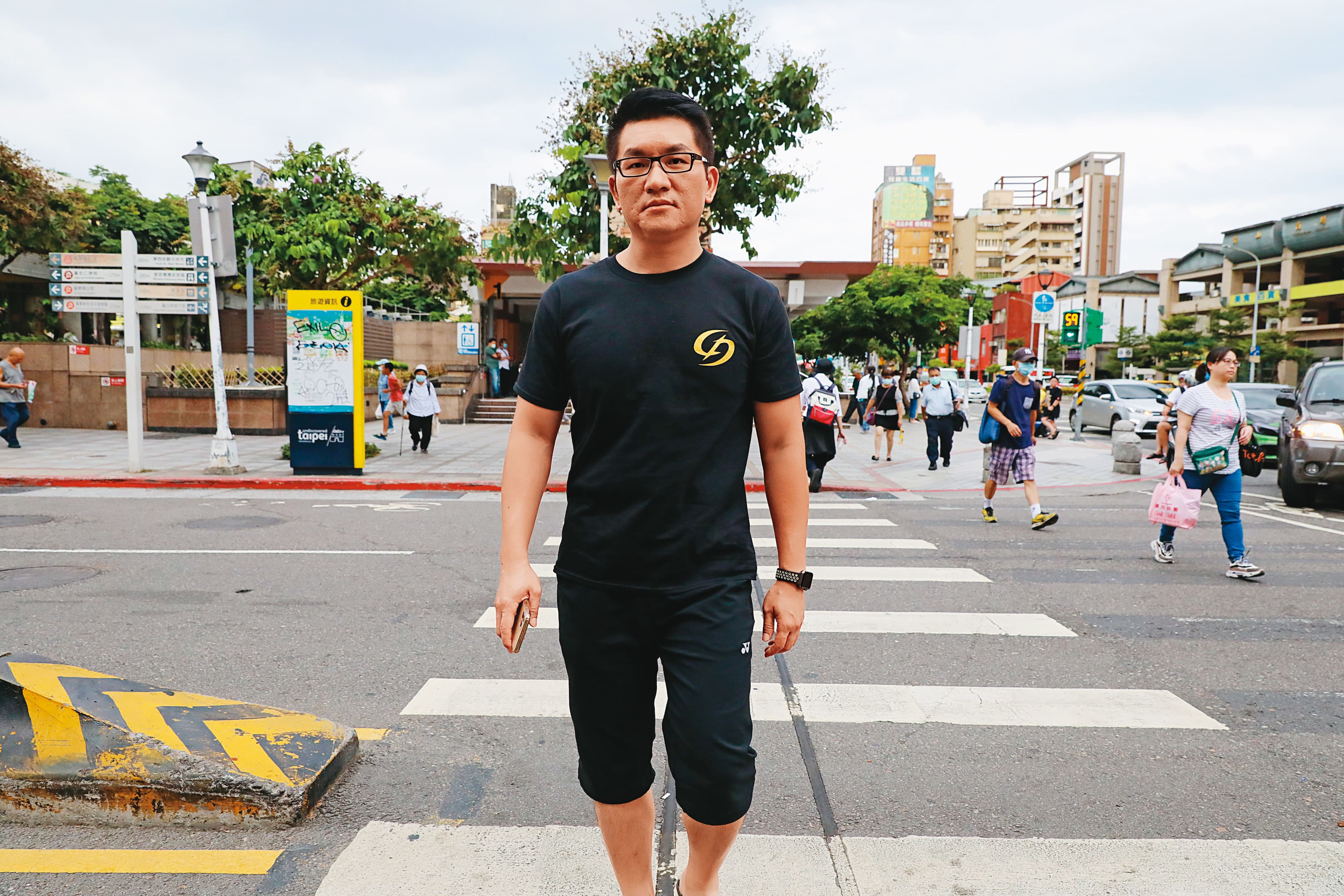 童仲彥近日除了下海拍片當AV男優,還主動加入罷昶行動當志工。