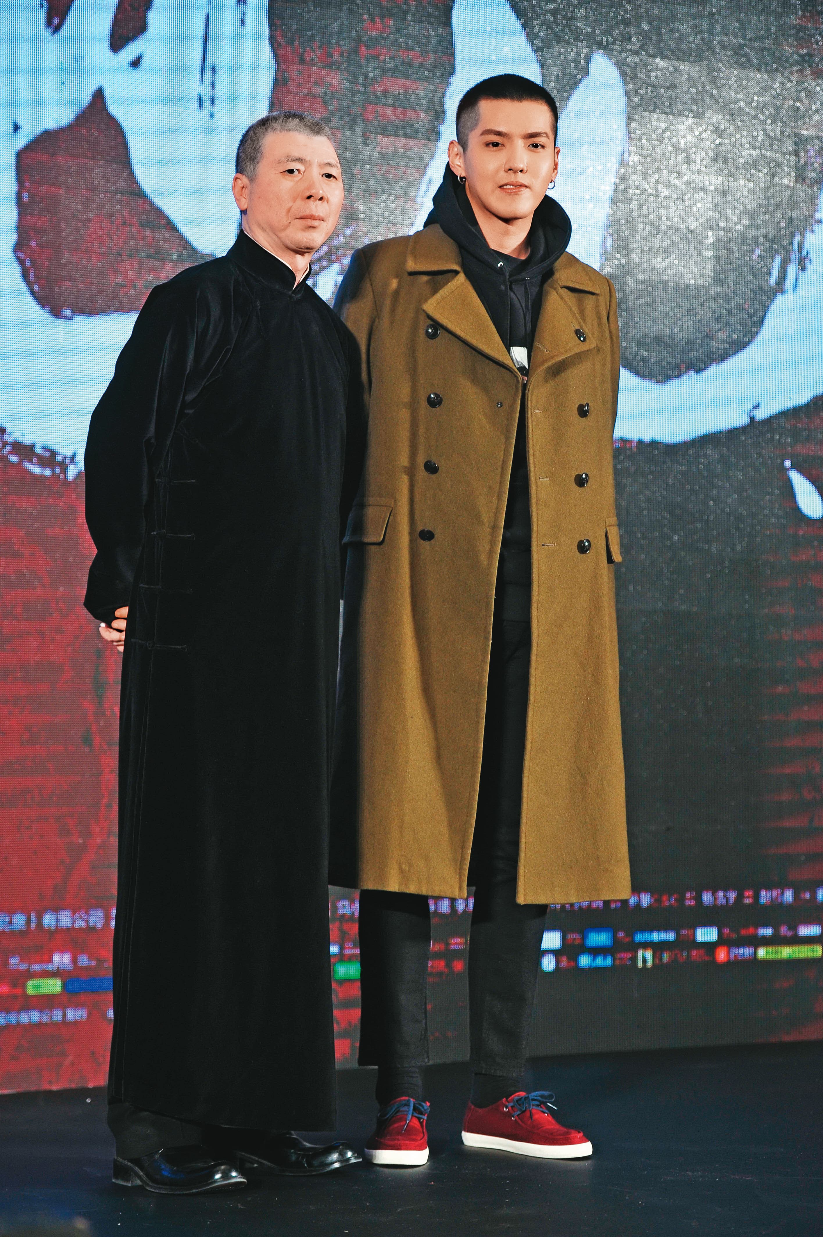 吳亦凡(右)合作馮小剛(左)、演出《老炮兒》時被他叮嚀:「年輕人要收收鋒芒,沒事兒別惹事兒,惹事兒了按規矩辦。」(東方IC)