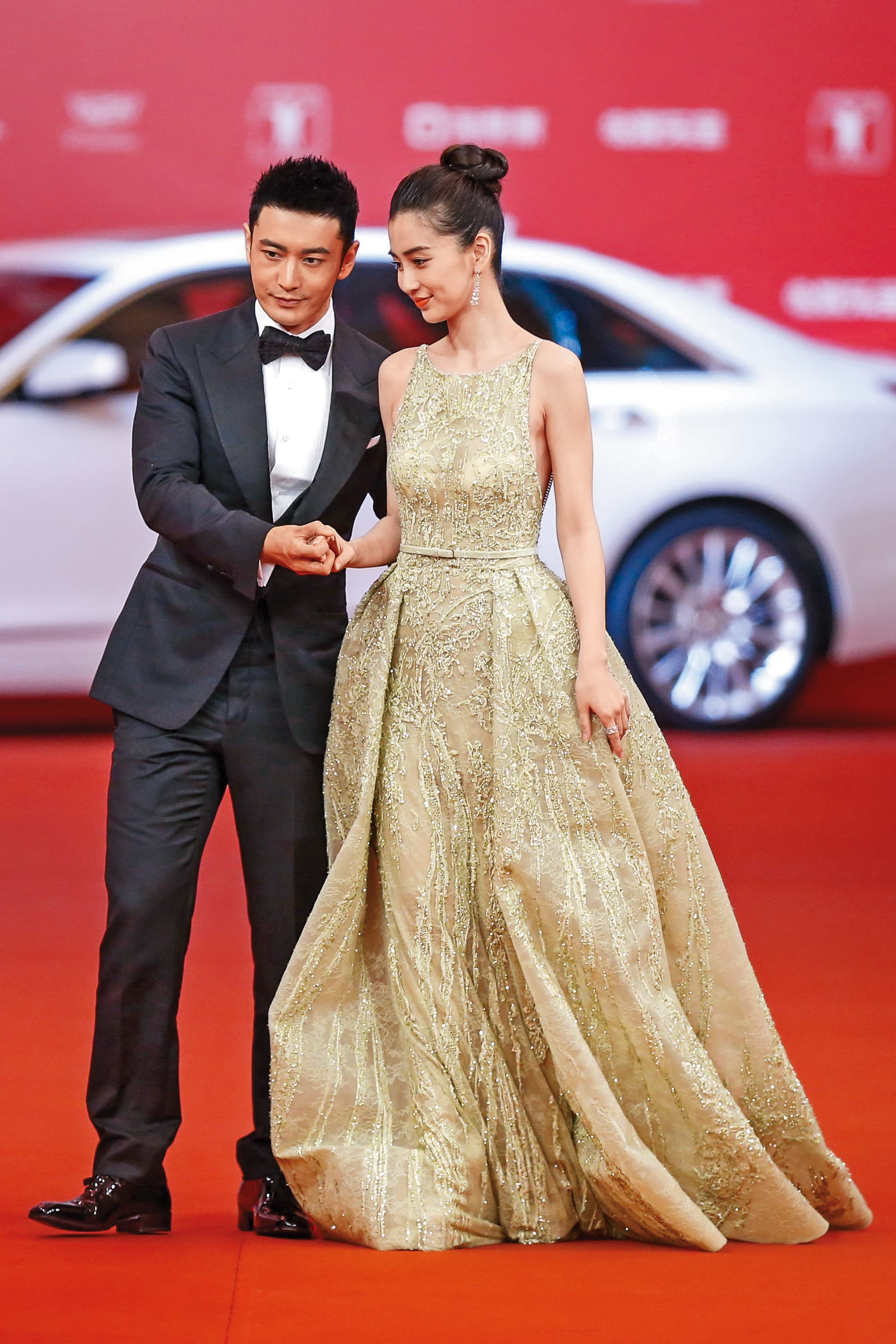 過去黃曉明與Angelababy(右)出雙入對走紅毯的場面,這2年都沒再看過。(東方IC)