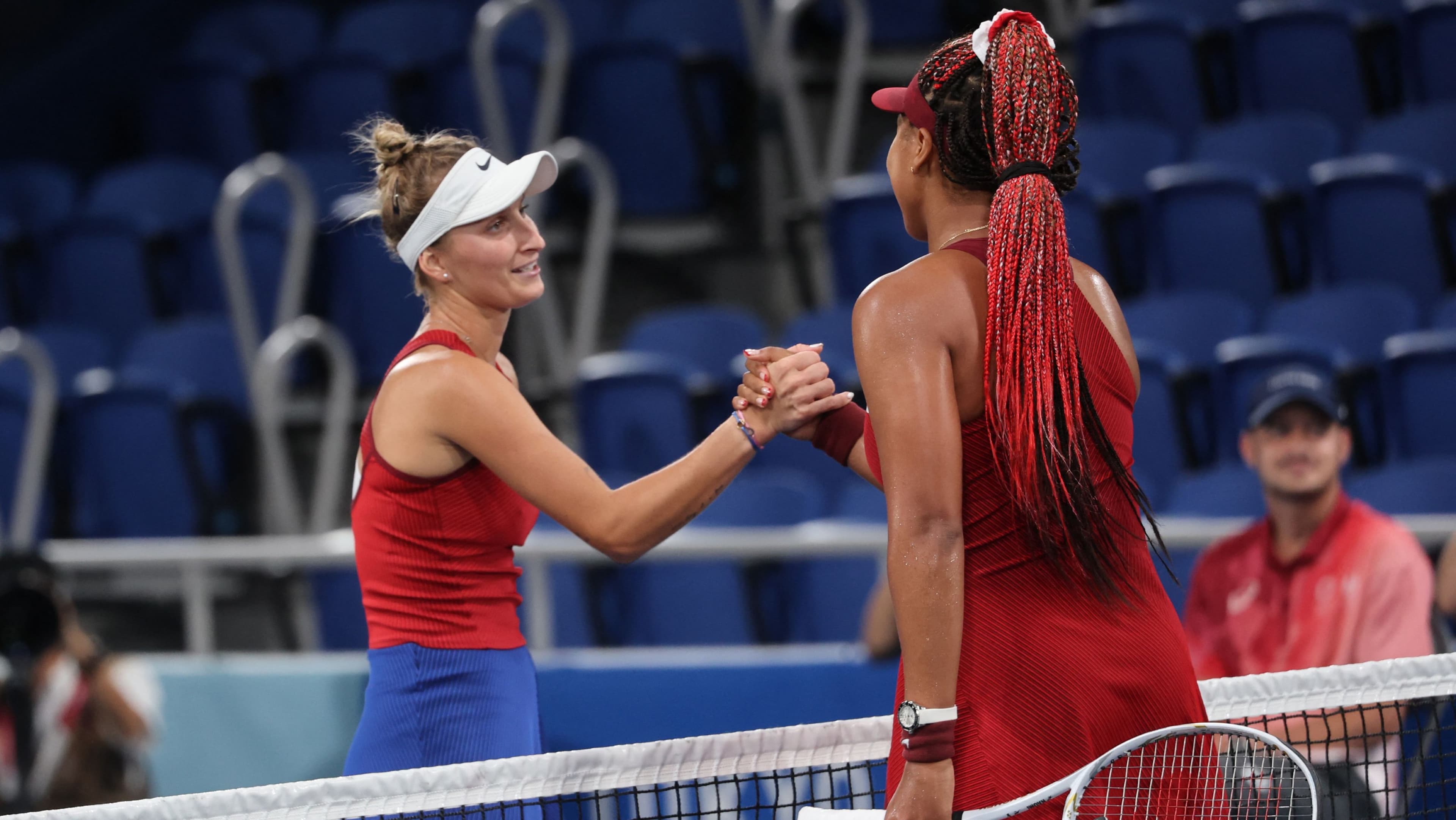 22歲的萬卓索娃(左)狙擊日本奪金熱門大坂直美。(翻攝AustralianOpen推特)