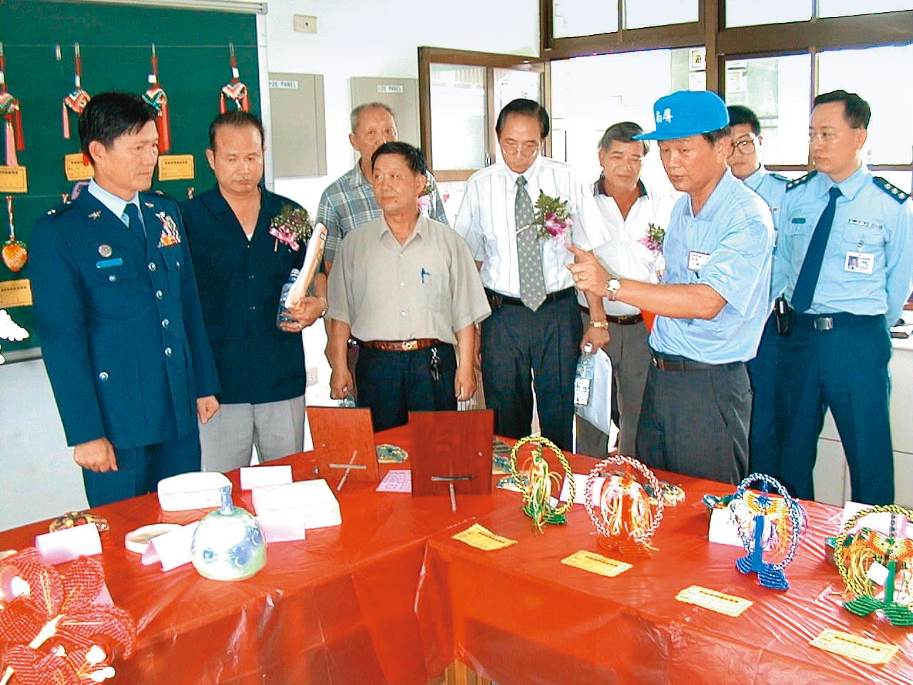 前身為空軍子弟學校的宜蘭市南屏國小在2000年6月間舉辦50週年校慶，空軍總部指派少將錢耀棟（左1）專程道賀。（聯合知識庫）