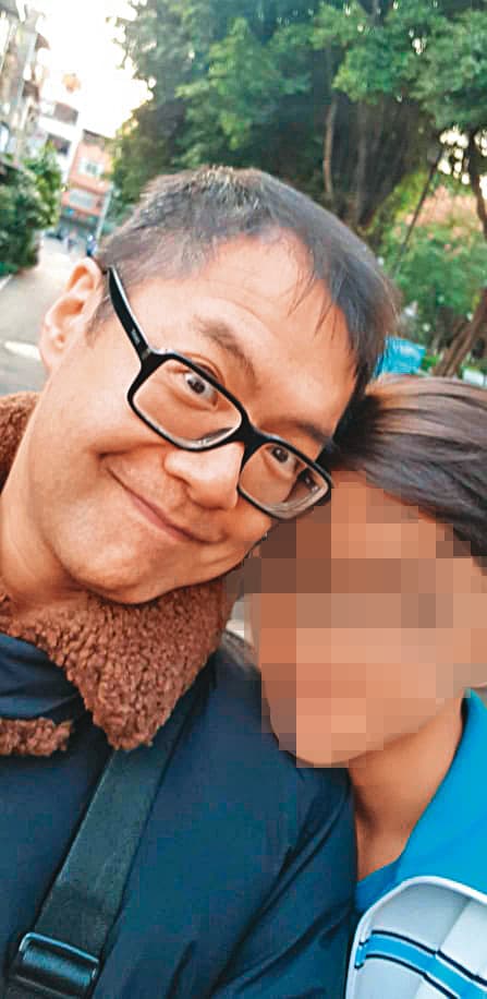 克拉克與「小兒子」合照, 他說小兒子的頭就靠在他肩膀上,自己的心都被融化了。(克拉克提供)