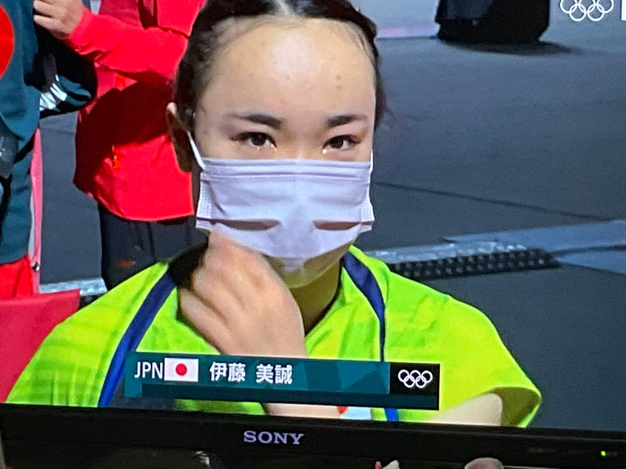 伊藤美誠賽後訪問落淚,對輸球很不甘心。(翻攝推特)