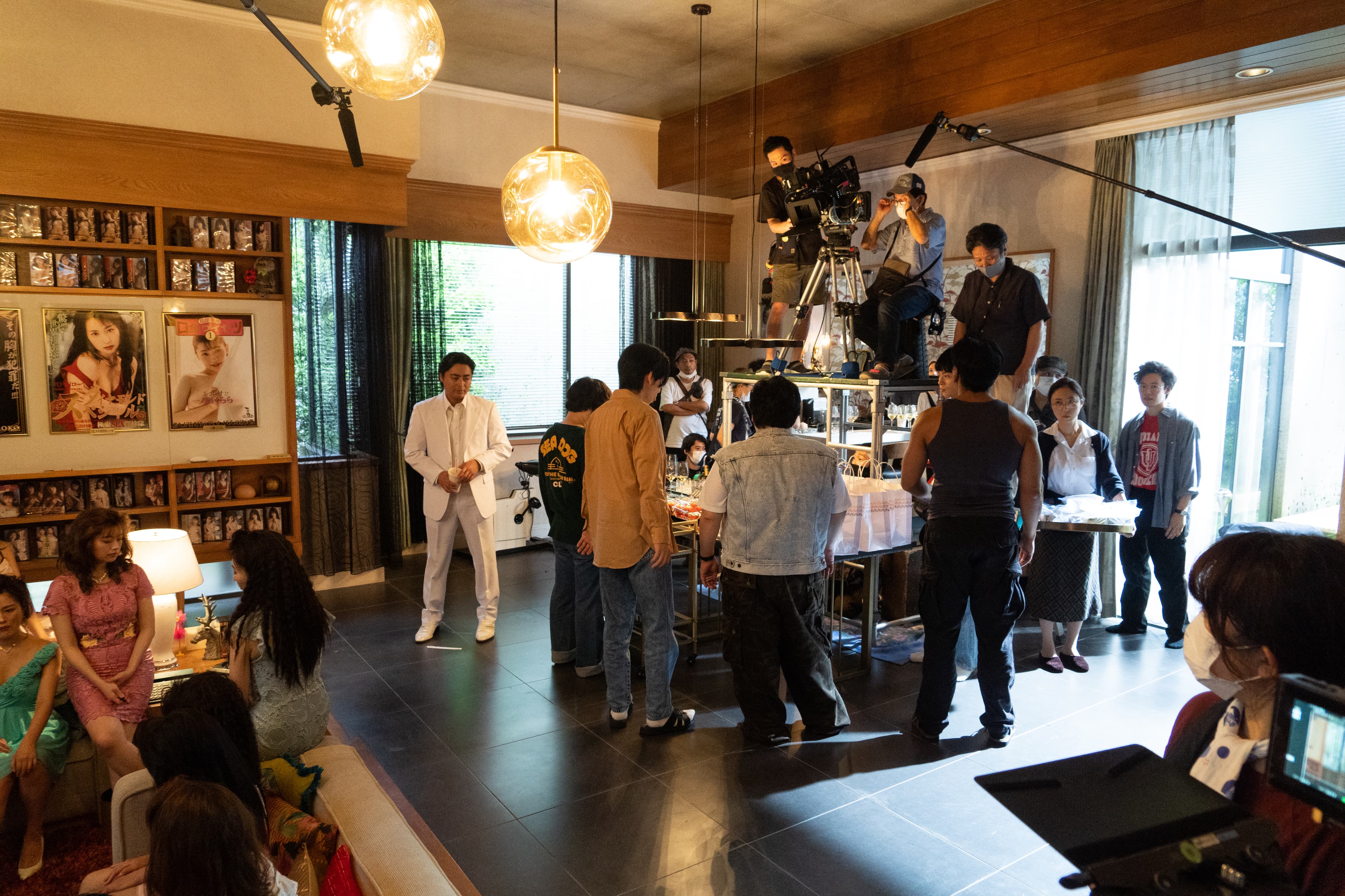 《AV帝王 第2季》主場景「鑽石影業」 靠搭景完成，第2季的拍攝也因疫情影響，將許多外景拉回攝影棚。（Netflix提供）