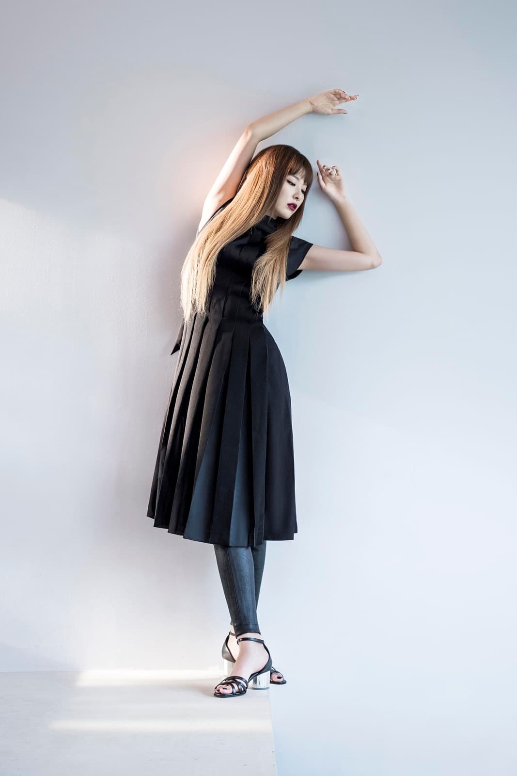 擺出跳舞動作的Seulgi,完全展現她的好身材比例。(Salvatore Ferragamo提供)