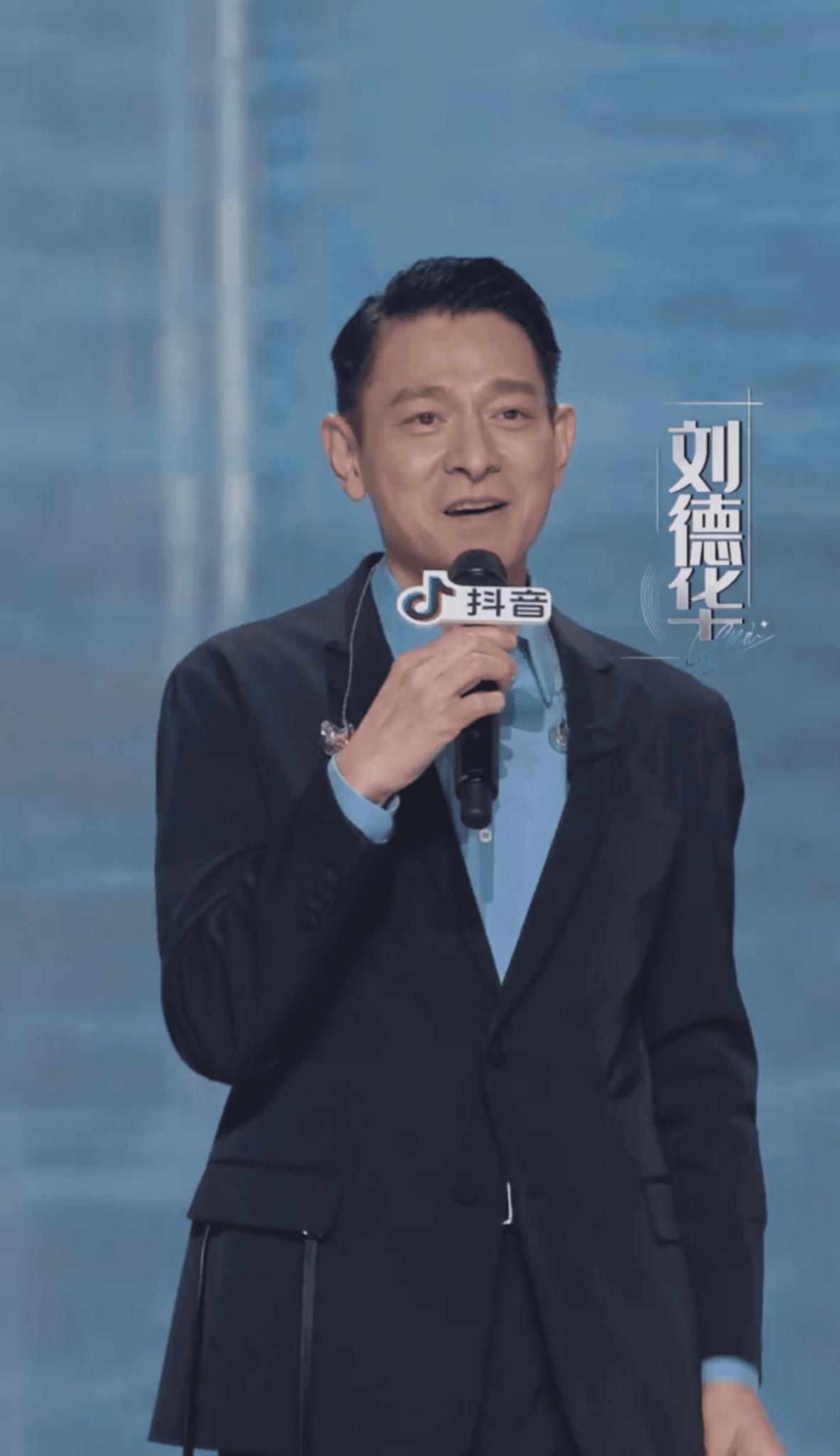 儘管已快60歲,劉德華仍保持極佳狀態,不愧是「華神」。(微博圖片)