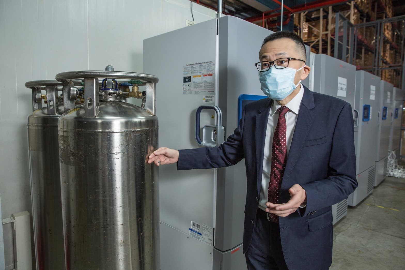 為了避免停電導致疫苗變質，周志鴻指出，物流中心內備有2套柴油發電機與液態氮，可做到三重保溫。