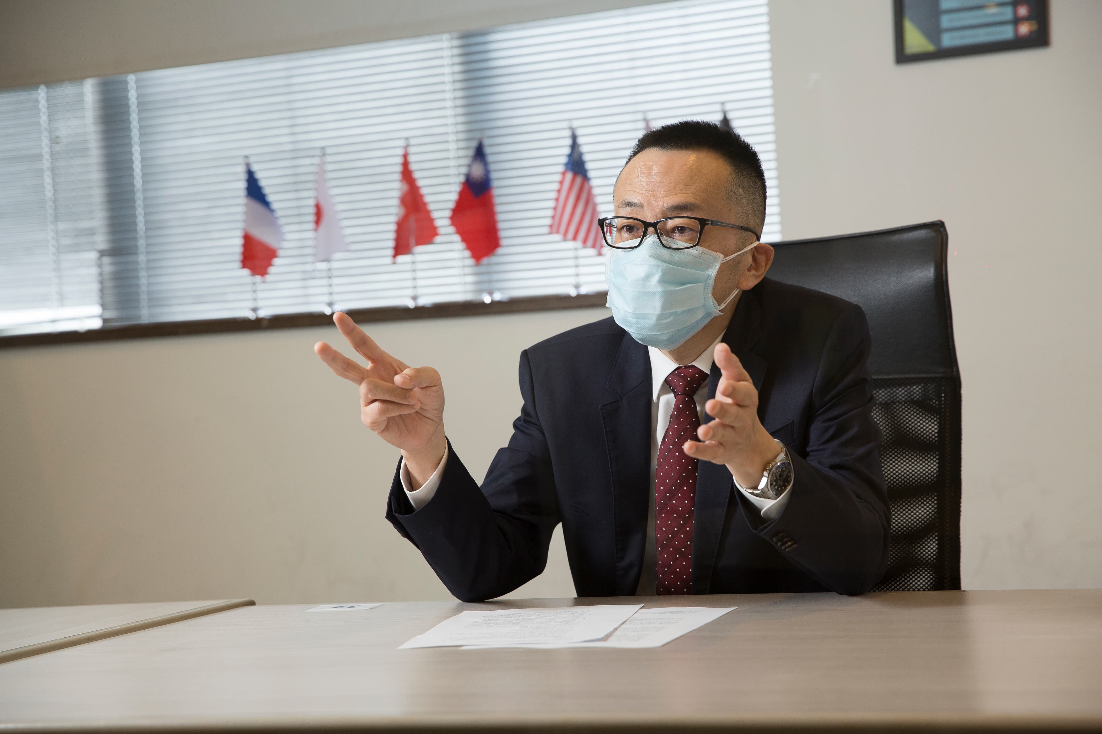 周志鴻大學畢業的第一份工作，是在台灣廣告市場分析部（台灣電通前身）做市場調查計畫。