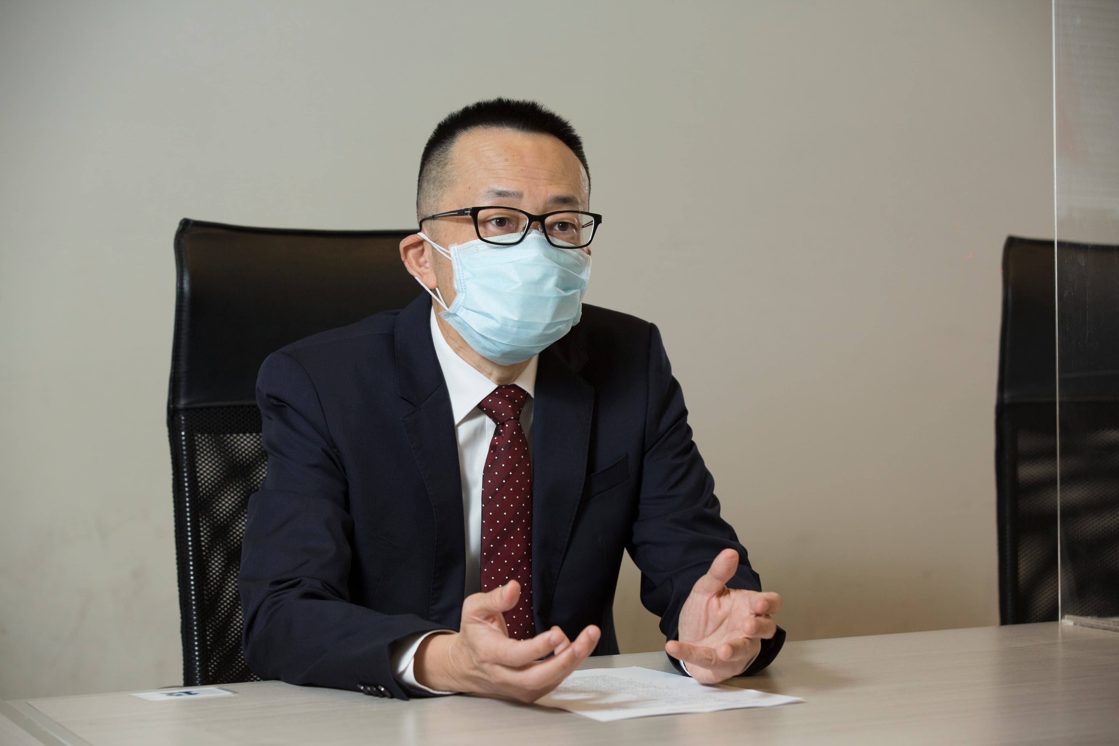 周志鴻的思考模式天馬行空、不受限框架，過去在寶麗來工作時，曾和藝人黎明柔合作，在台首推名人限量版Zoe Cam。