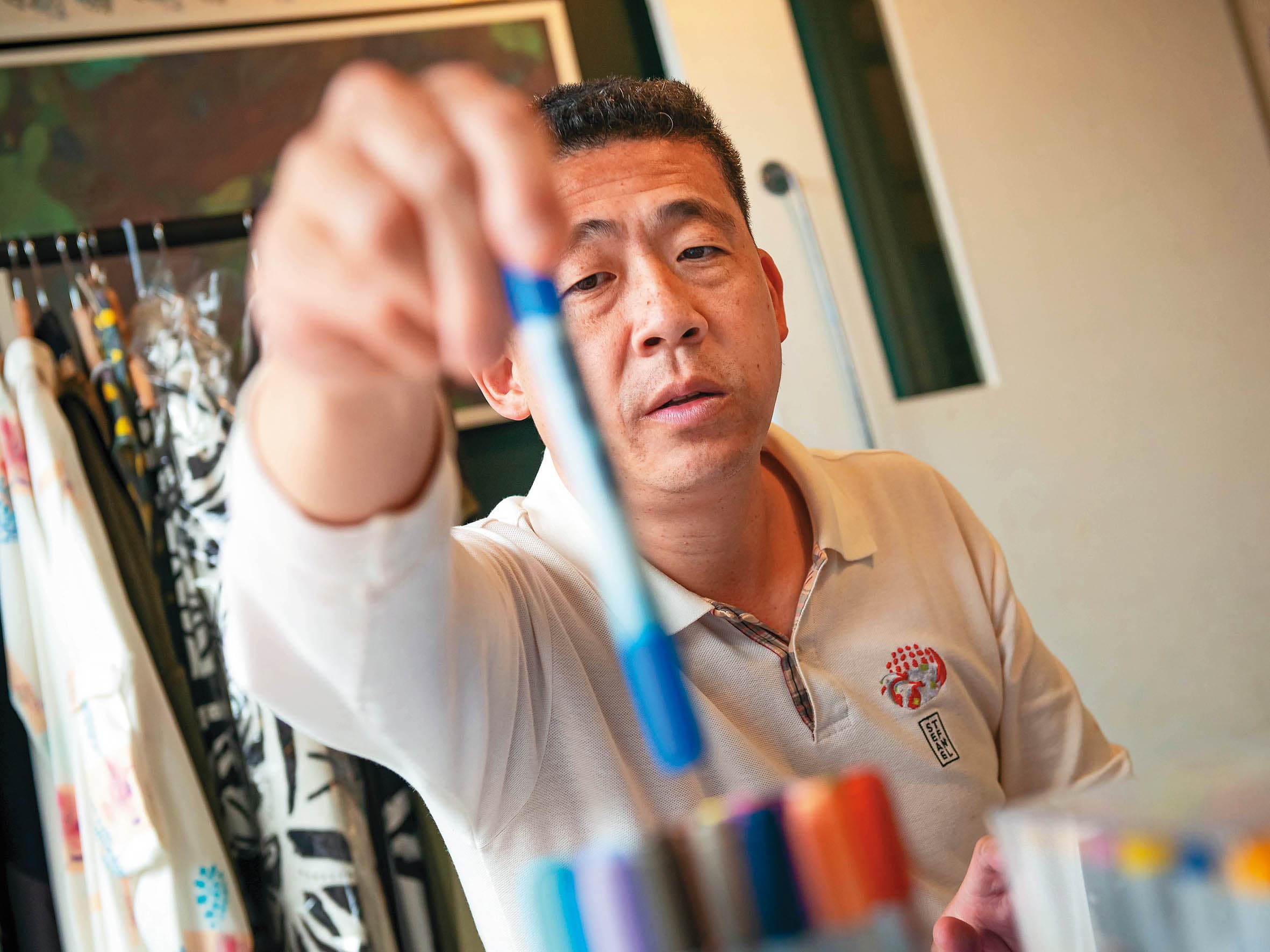 現年45歲的陳樹緯充滿赤子之心,常一邊畫畫、一邊唱歌。(我們之間提供,沈昭良攝影)