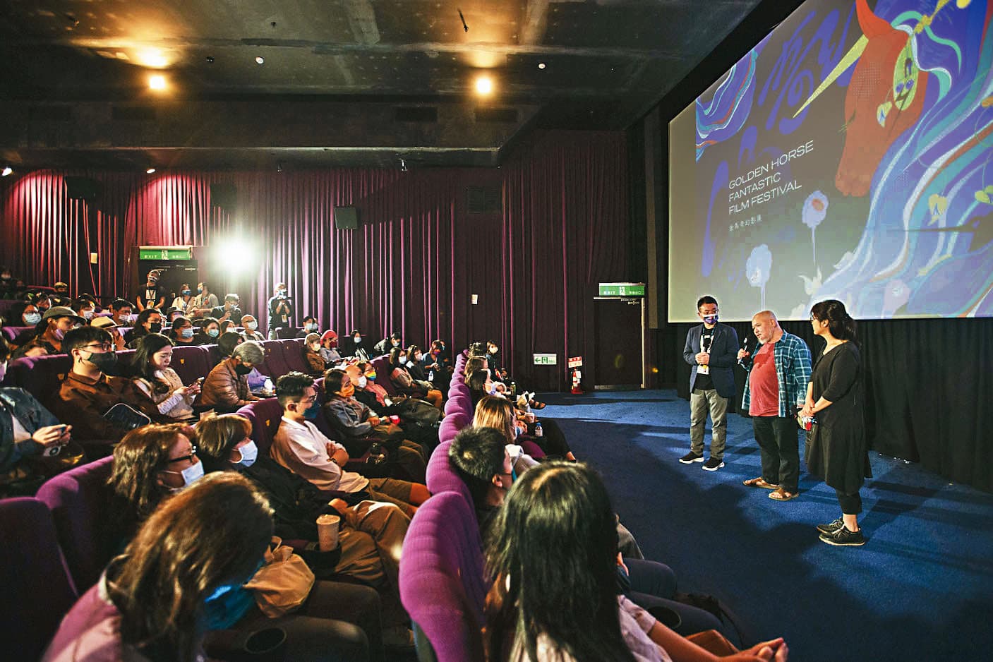 紀錄片《地球迷航》 於金馬奇幻影展開幕首映,導演林正盛(右二)與妻子韓淑華(右一)一起出席。(翻攝自金馬影展臉書)