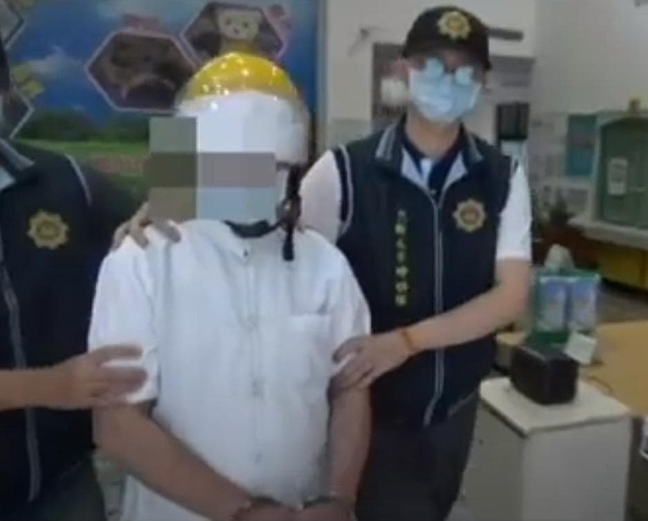 洪姓神棍宣稱自己「國際通靈」要求女子裸體以硃砂筆就可幫人治癒子宮頸癌和婦女病。(警方提供)