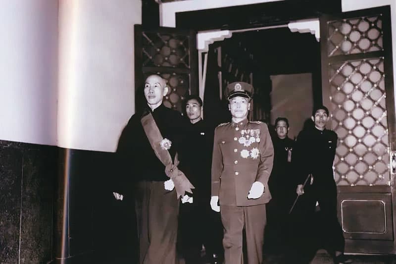 遇害的大樓管理員李仕輝,年輕時曾是前總統蔣介石(左)的貼身侍衛。圖為1948年第一屆正副總統蔣中正和李宗仁(著軍服者)就職典禮。(翻攝維基百科)