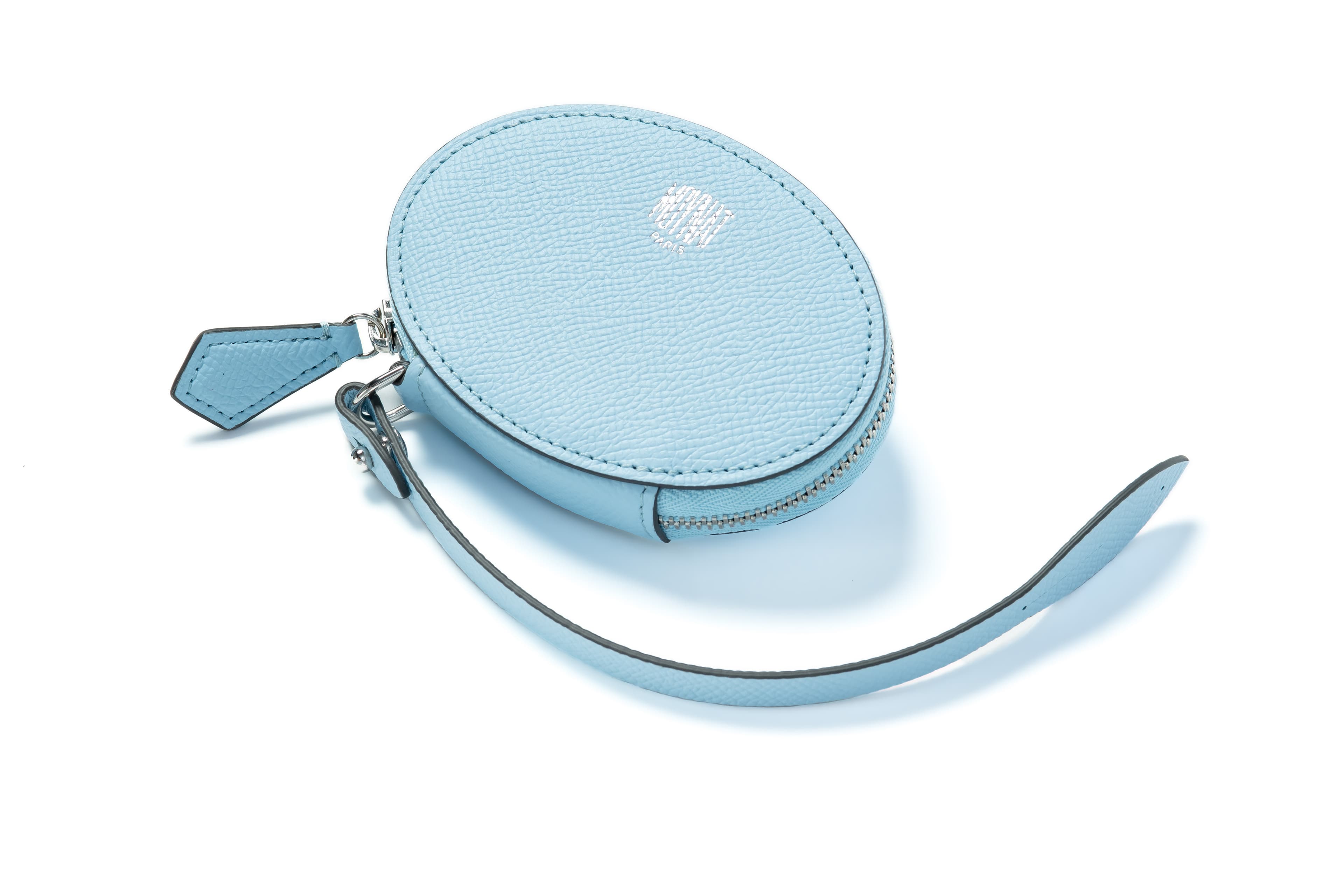 Zippy蔚藍色小包。NT13,100（MOYNAT）