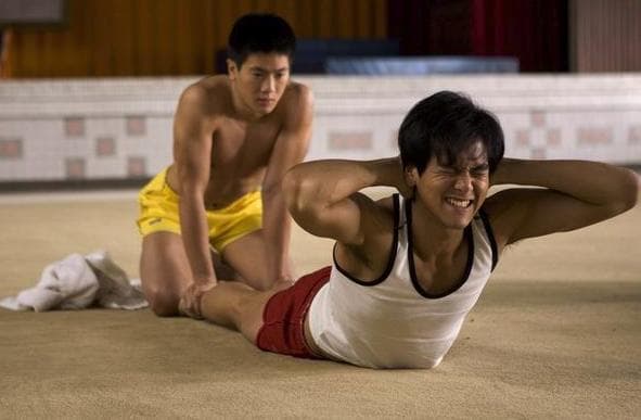 2011年的《翻滾吧!阿信》是彭于晏(右)的轉型翻身之作 。(翻攝自維基)