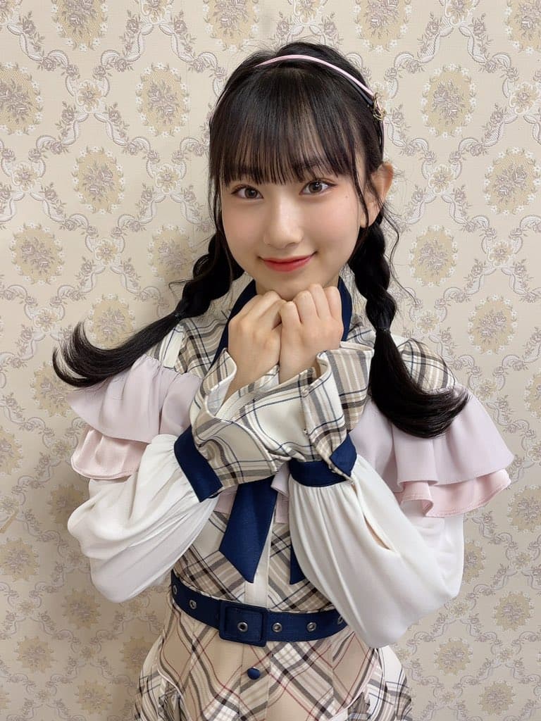 AKB確診成員德永羚海年僅14歲,因昨發燒進行PCR篩檢呈陽性。(翻攝自德永羚海Twitter)