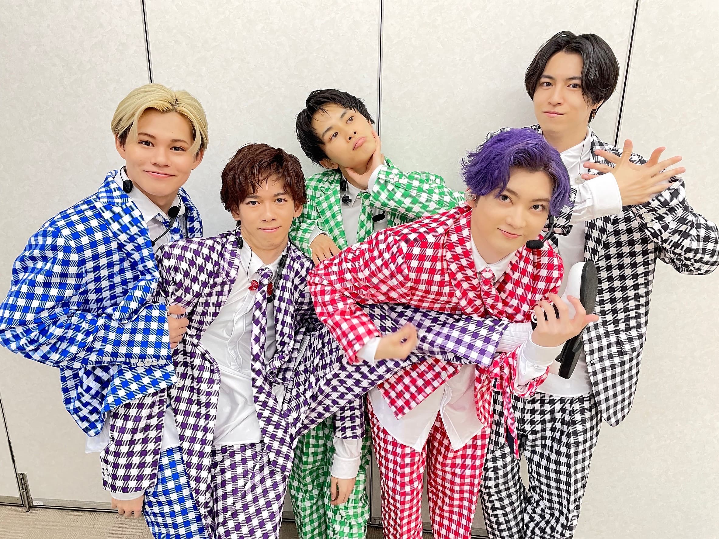 「超特急」3成員感染新冠肺炎,曾演出《如果30歲還是處男,似乎就能成為魔法師》TAKUYA(中)則是快篩陽性。(翻攝自超特急Twitter)