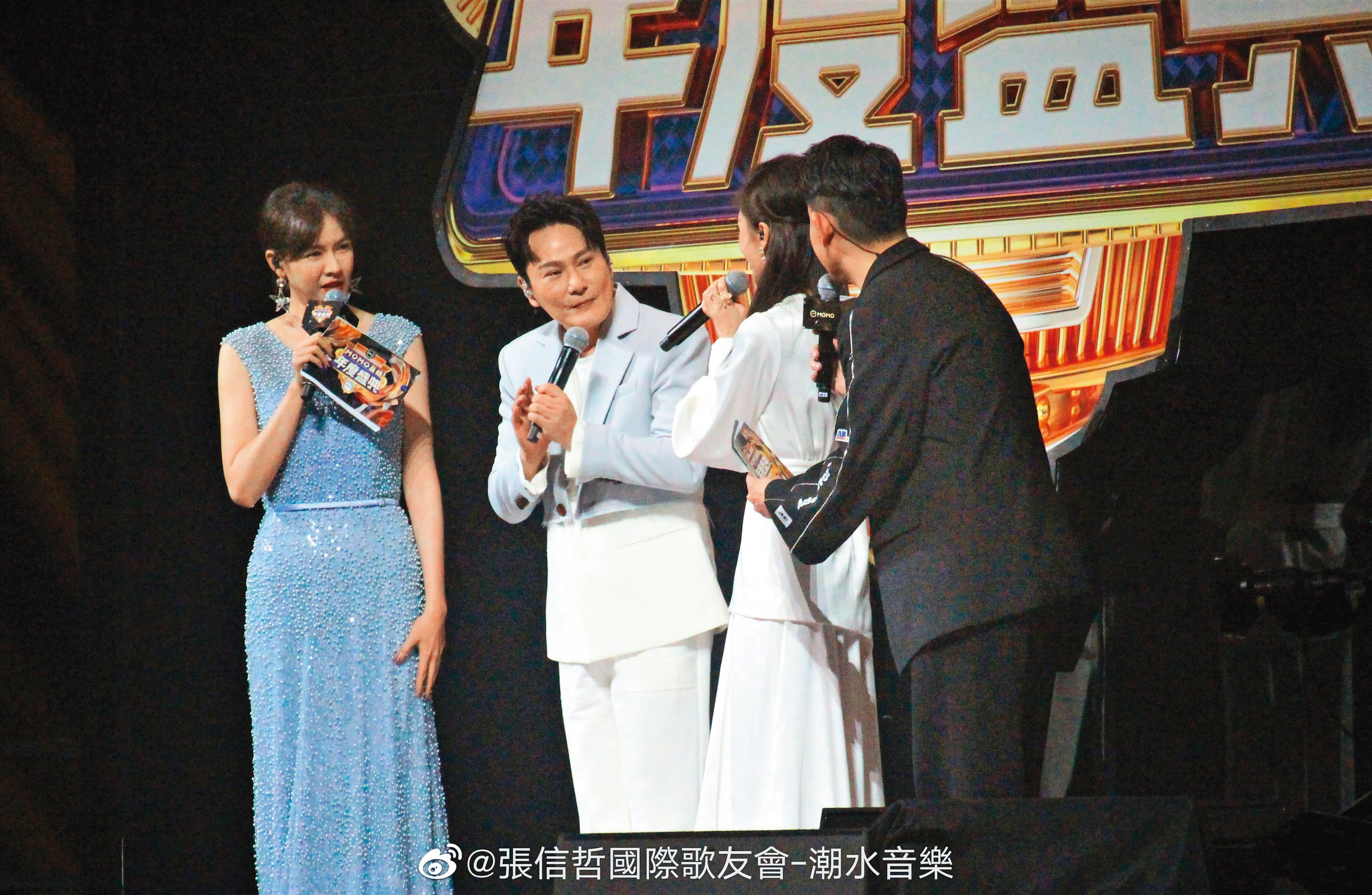 大陸陌陌直播平台今年6月中,曾找來張信哲(左二)擔任活動來賓。(翻攝自張信哲國際歌友會)