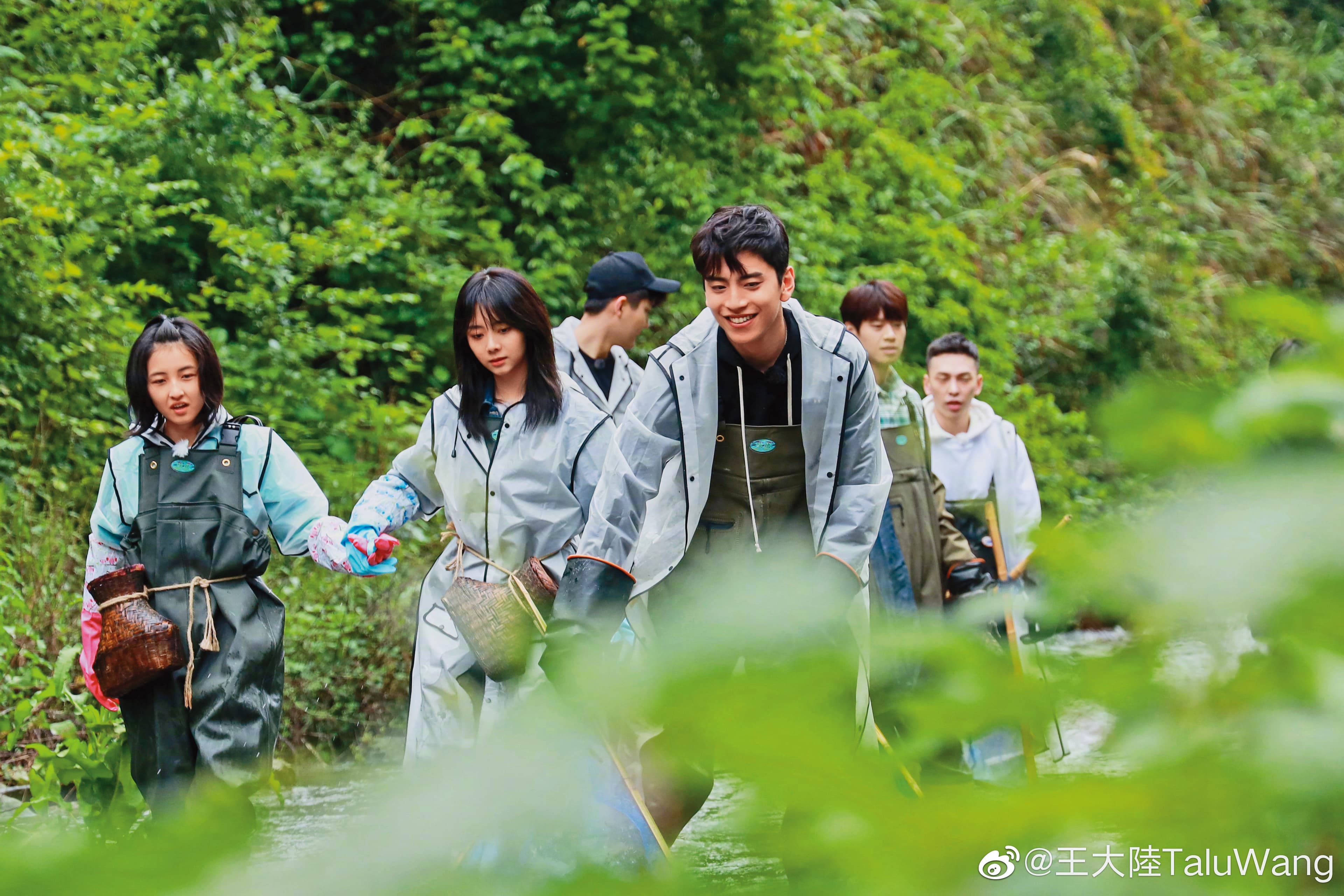 王大陸(右)撩妹功力高人一等,他在《嚮往的生活》中也與女嘉賓譚松韻(中)、張子楓(左)結下好交情。(翻攝自王大陸微博)