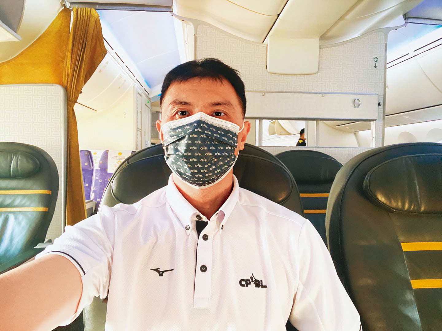紀華文因職棒聯盟和國際棒壘球聯盟奧援,享有機票升等禮遇。(翻攝CPBL中華職棒)