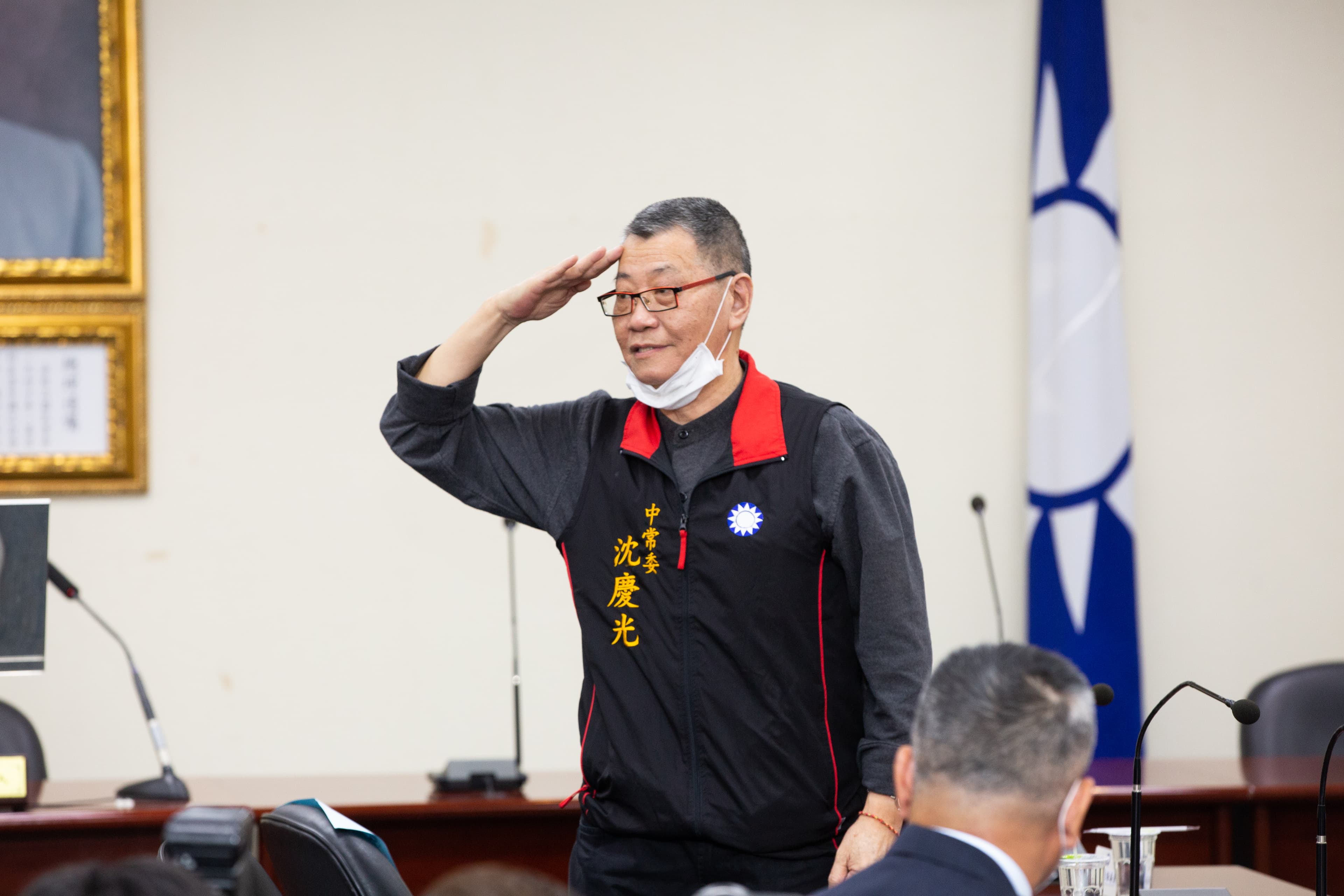 身兼國民黨中常委的中工董事長特助沈慶光,遭咬出轉交1,000萬元賄款給白手套,但他在偵訊時否認行賄軍方。