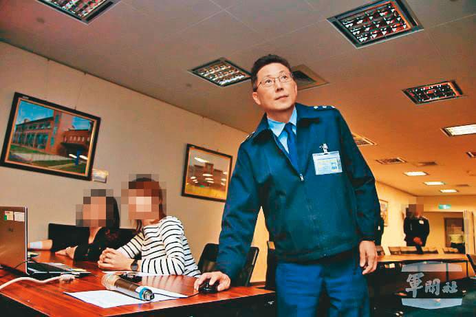 軍備局少將處長張大偉(右)原本仕途看好,因索賄弊案被收押,近期將遭起訴。(軍聞社)