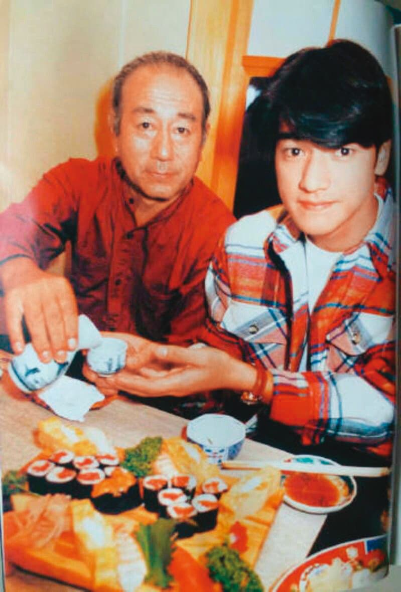 金城武與志村健的合照…啊不是,是跟爸爸的合照。(翻攝自時光網)