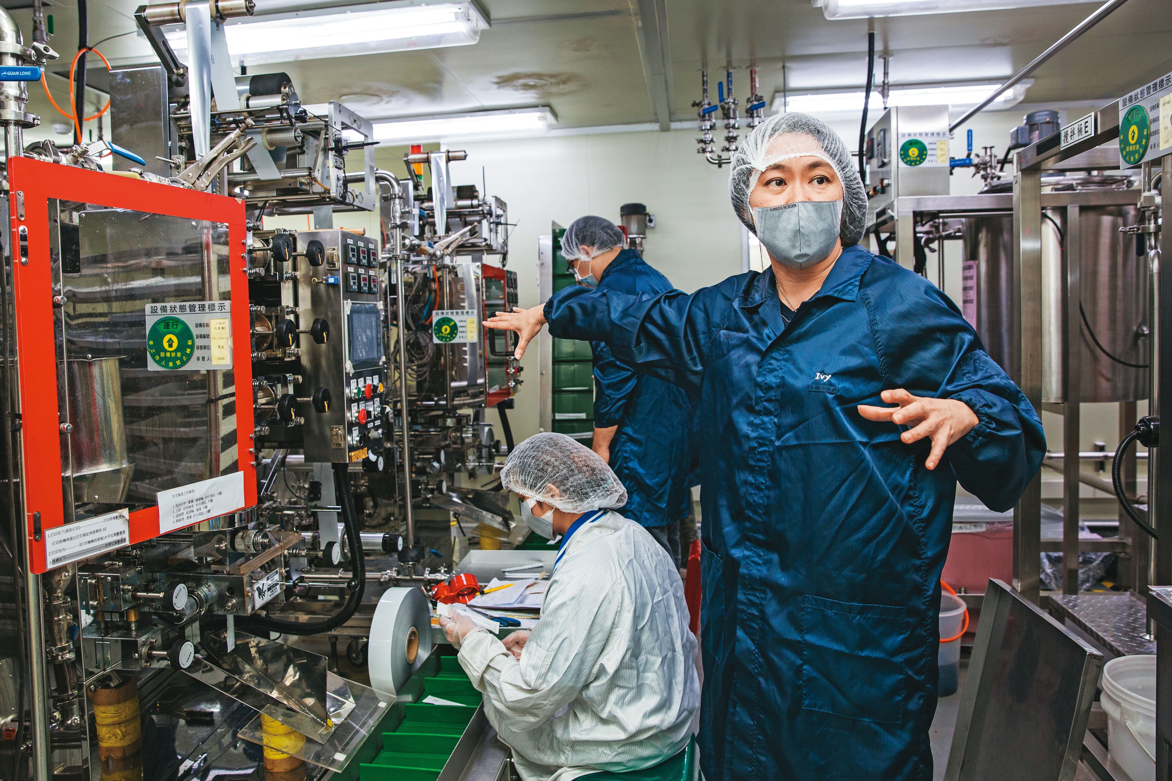 逢興生技廠房總面積達1,500坪，共有43條產線，生產膠囊、粉包、果凍等多元劑型保健食品。右為王秋月。