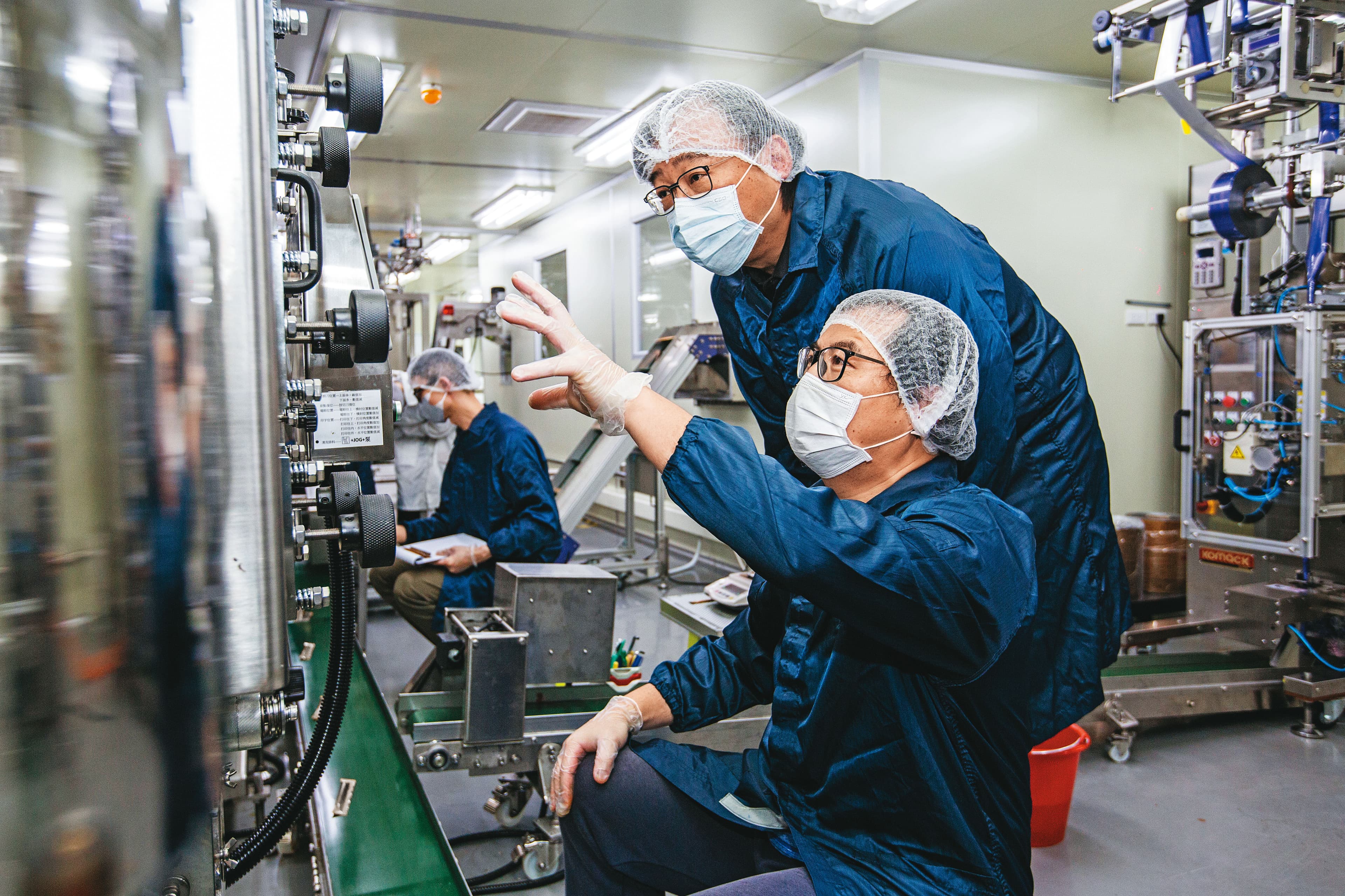 廖天倫（中）曾遭代工廠洩漏配方機密，損失千萬元訂單，讓他痛定思痛砸千萬元自行設廠。