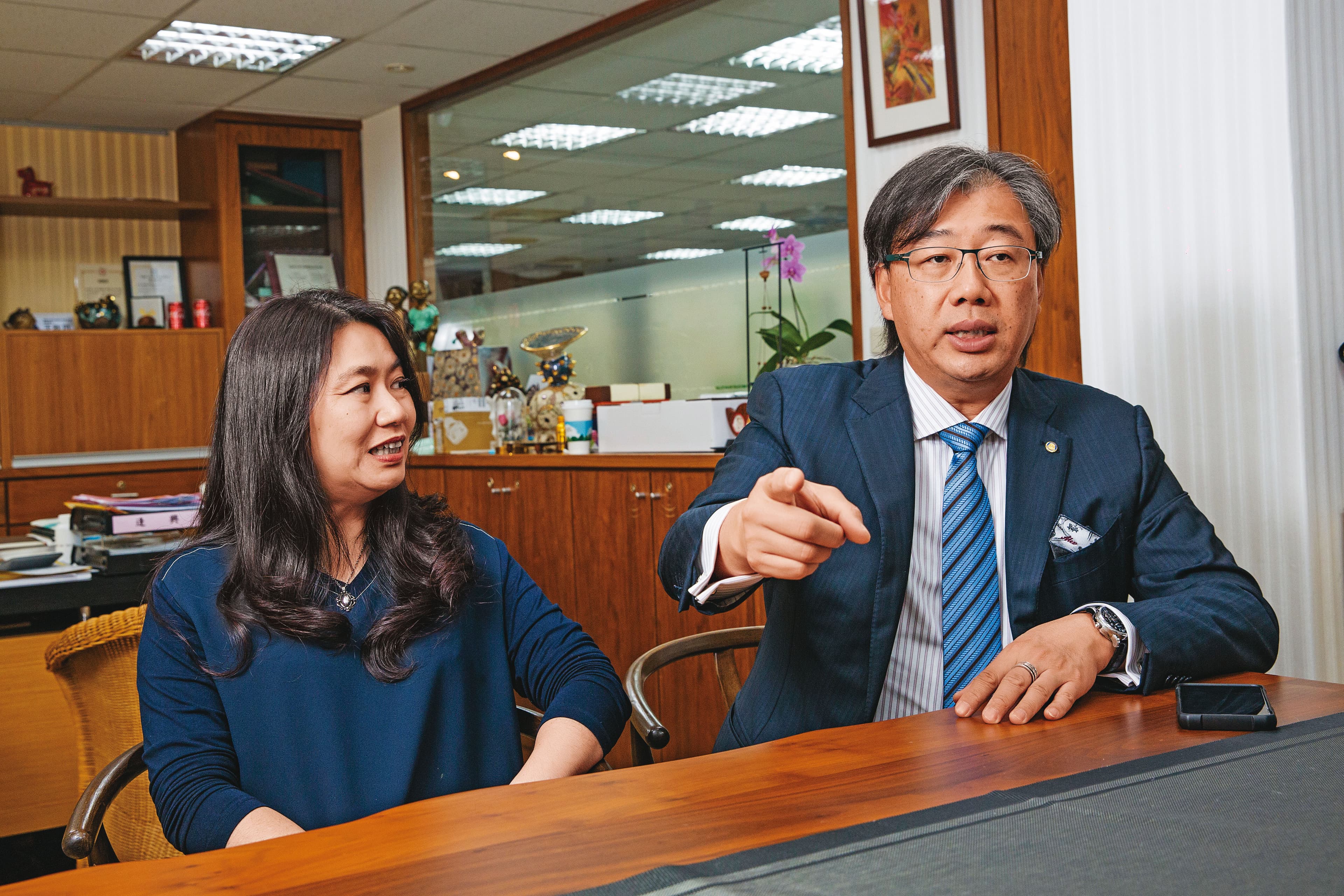 王秋月（左）是嘉義製材所第三代千金，廖天倫（右）當年為了打動岳母奮發創業，逢興生技算是另類愛的結晶。