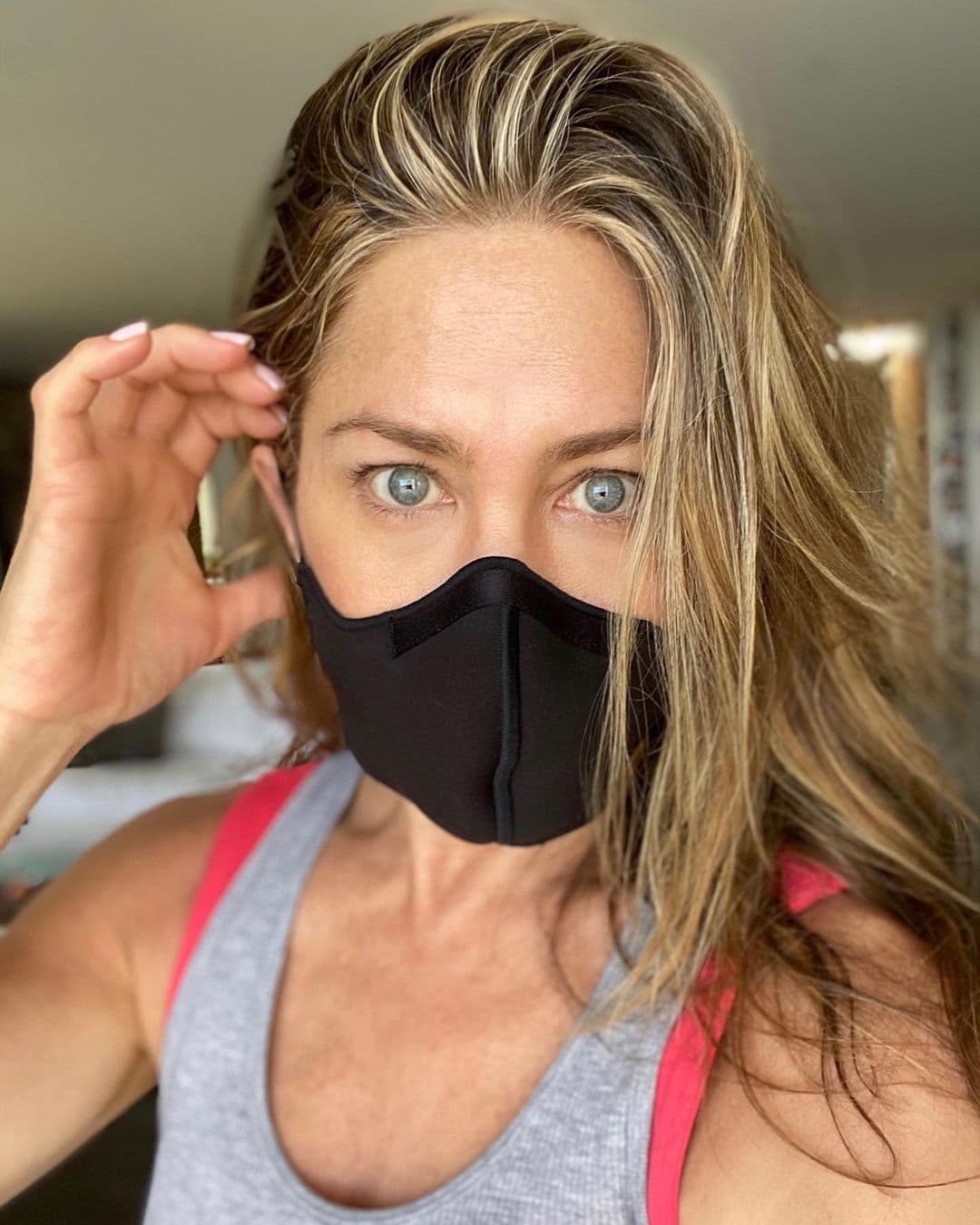 珍妮佛安妮斯頓強調一定要戴緊口罩。(翻攝Jennifer Aniston IG)