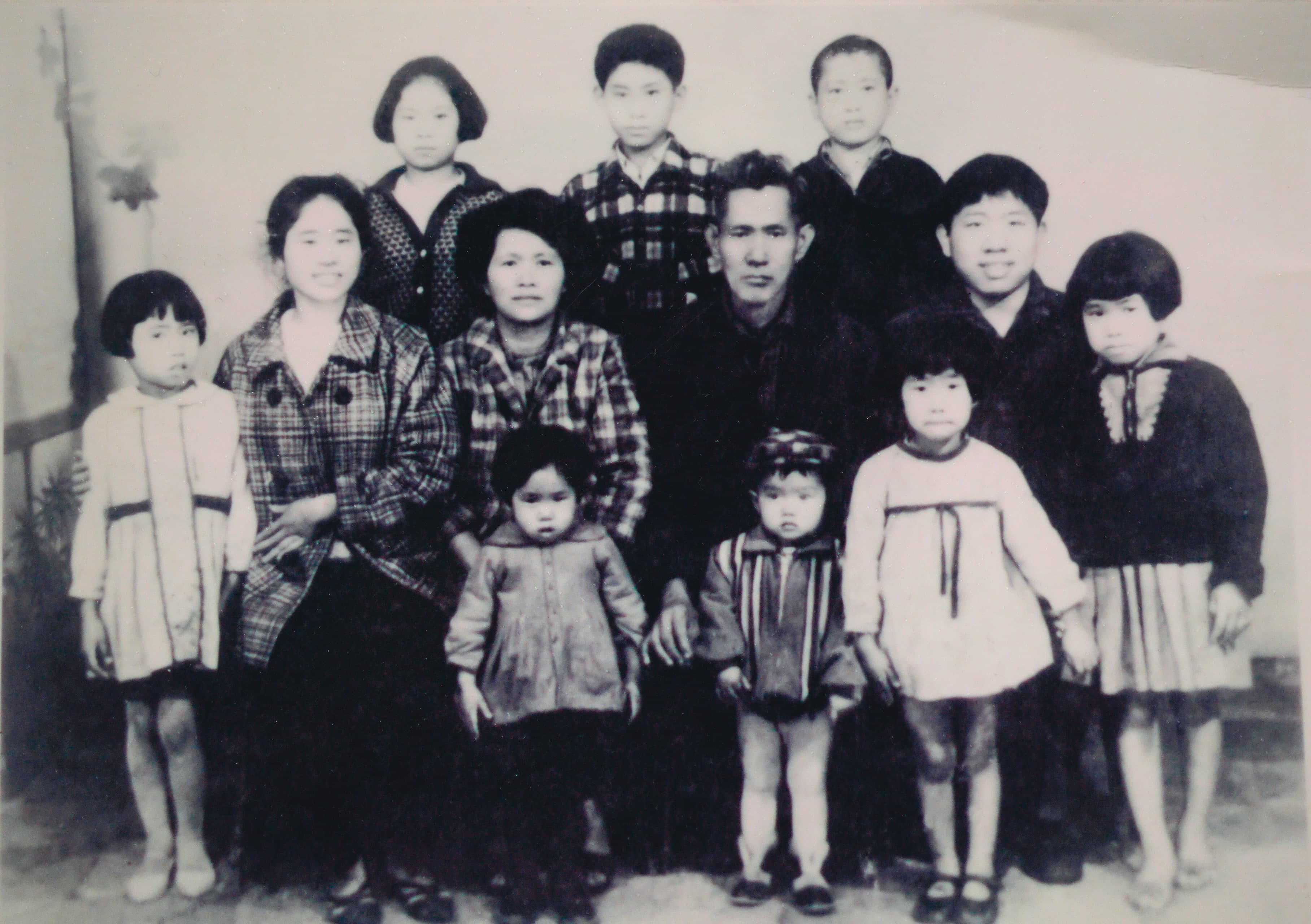 Ye Jin-fu(middle of the back row)brought along a childhood family photo to meet his benefactor, Lin Dou.(Courtesy of Ye Jin-fu)