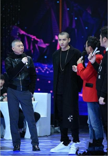導演馮小剛(左)曾帶吳亦凡上綜藝《天天向上》宣傳電影《老炮兒》,該集內容已被下架。(網路圖片)
