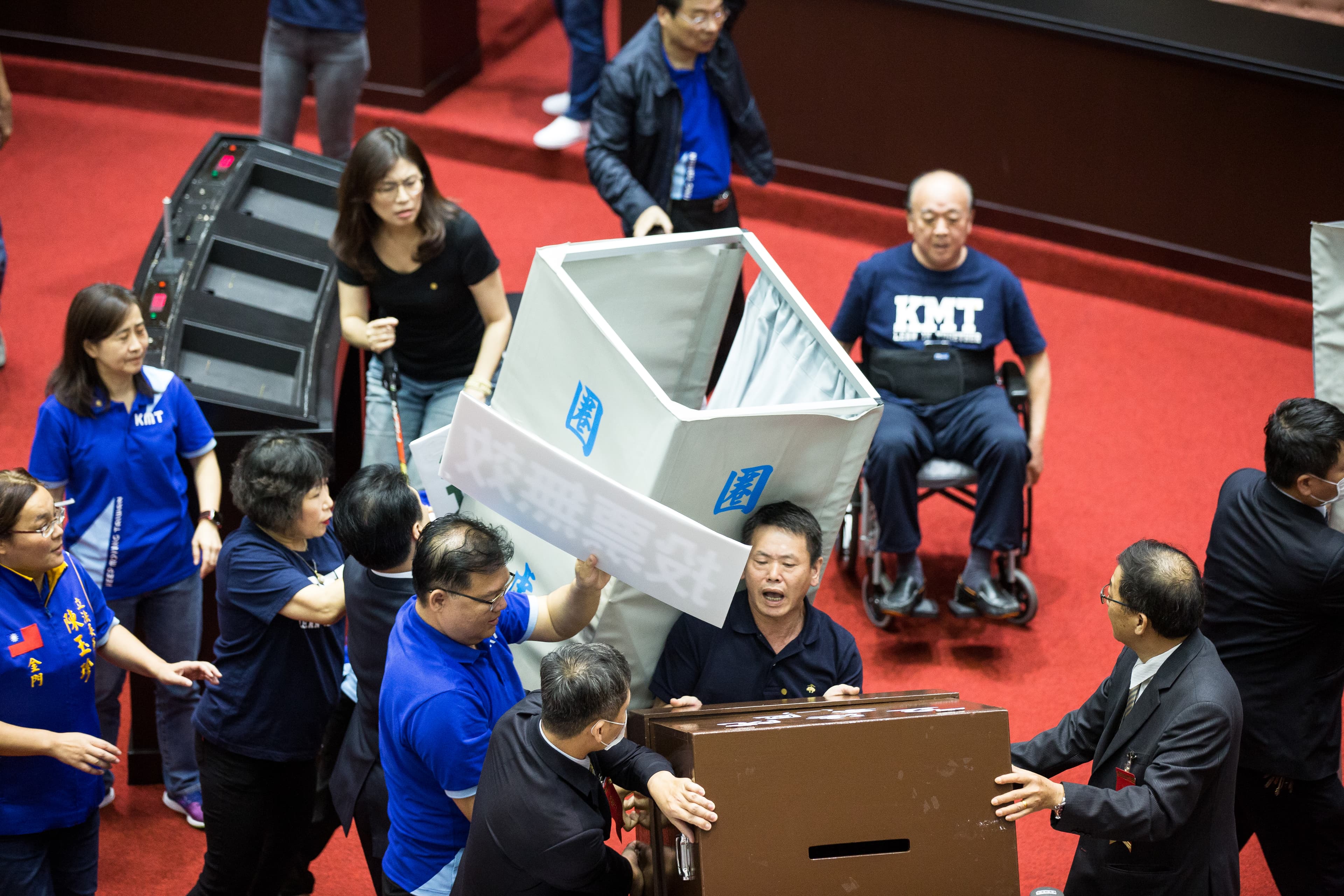 國民黨團去年為了杯葛監院人事同意權，在議場內與綠營上演大亂鬥。
