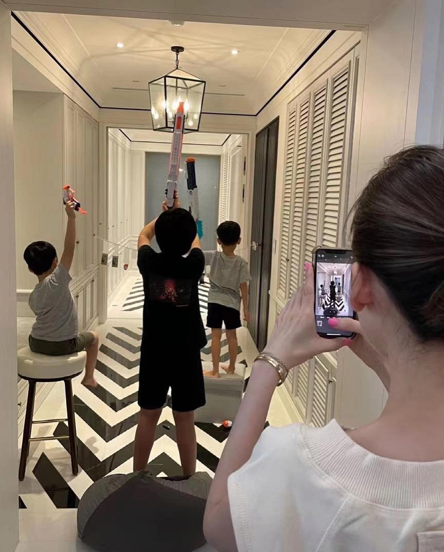 林志穎及太太曾在家中設計出許多遊戲,也拍下兒子玩的時候,陳若儀捕捉畫面的樣子。(翻攝自林志穎臉書)