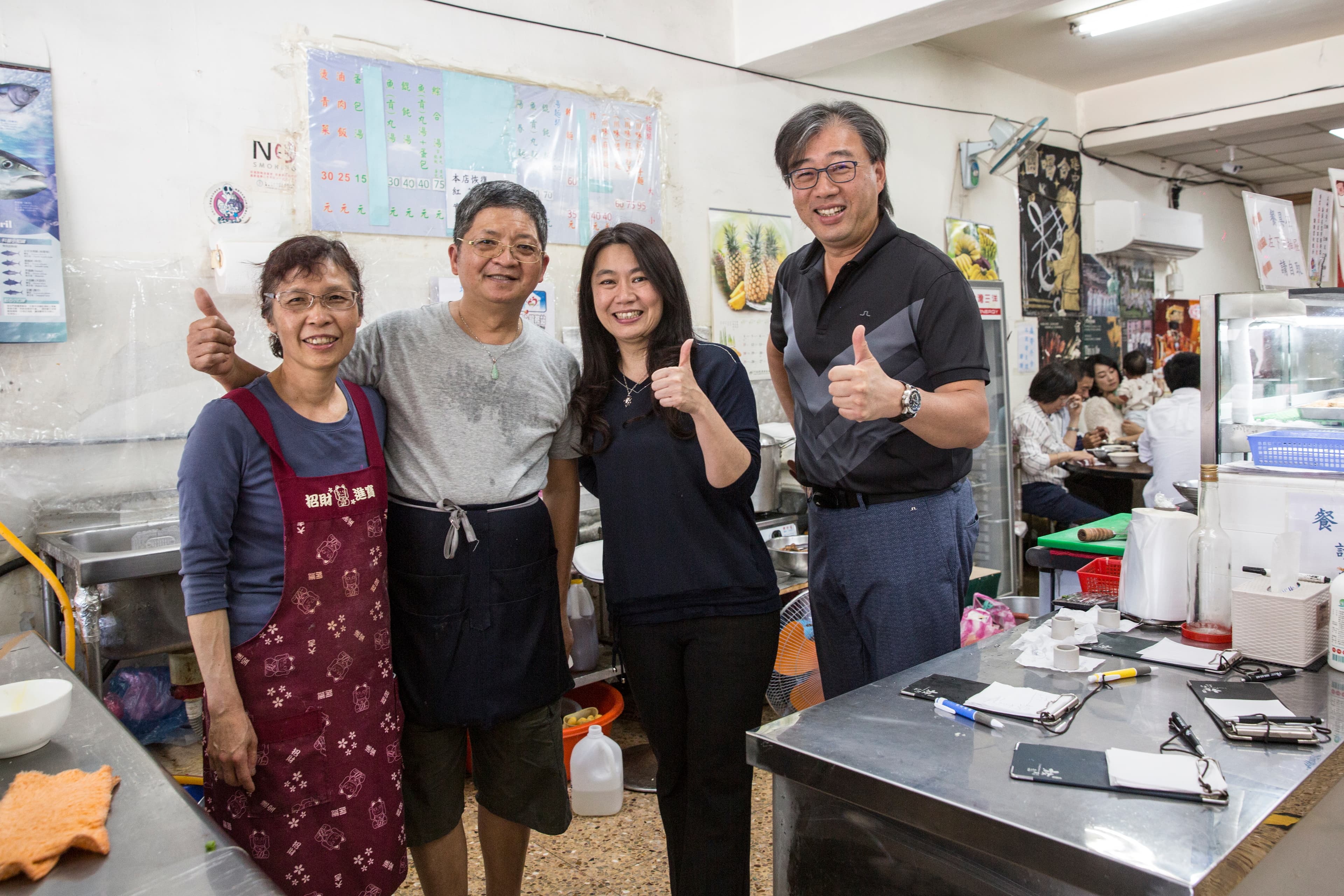 老建中麵店夫妻倆的有趣互動加上美味好料，廖天倫（右１）與王秋月（左１）一試成主顧。