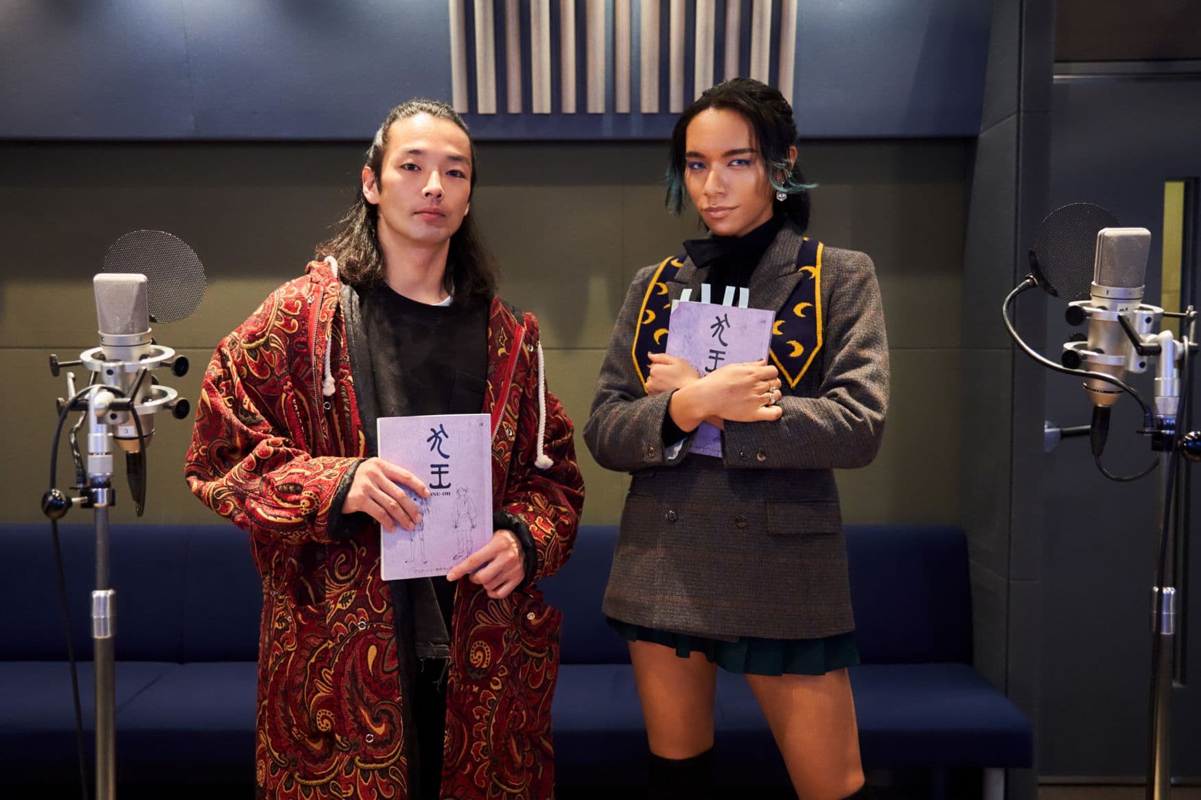 女王蜂主唱AVU chan(右)、男星森山未來(左)為《犬王》獻聲。(車庫娛樂提供)