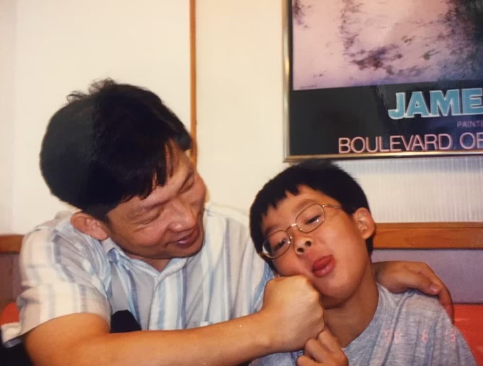 阿滴(左)念小學前,全家常一起出國旅行,「這裡應該是加拿大。」阿滴說。(阿滴提供)