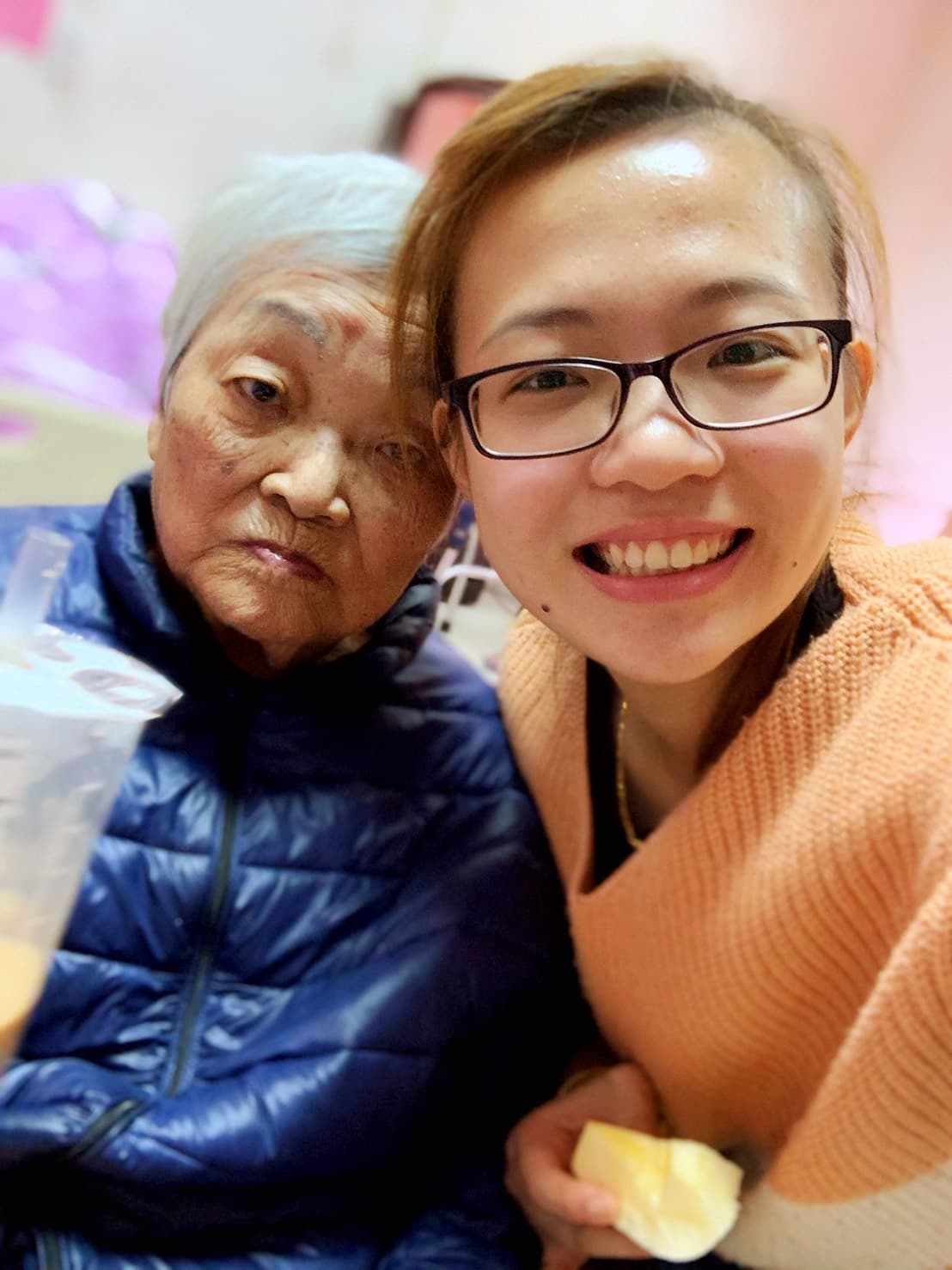 陳葦伶由阿嬤撫養長大,祖孫感情很好,她也是為了阿嬤才決定創業。(陳葦伶提供)