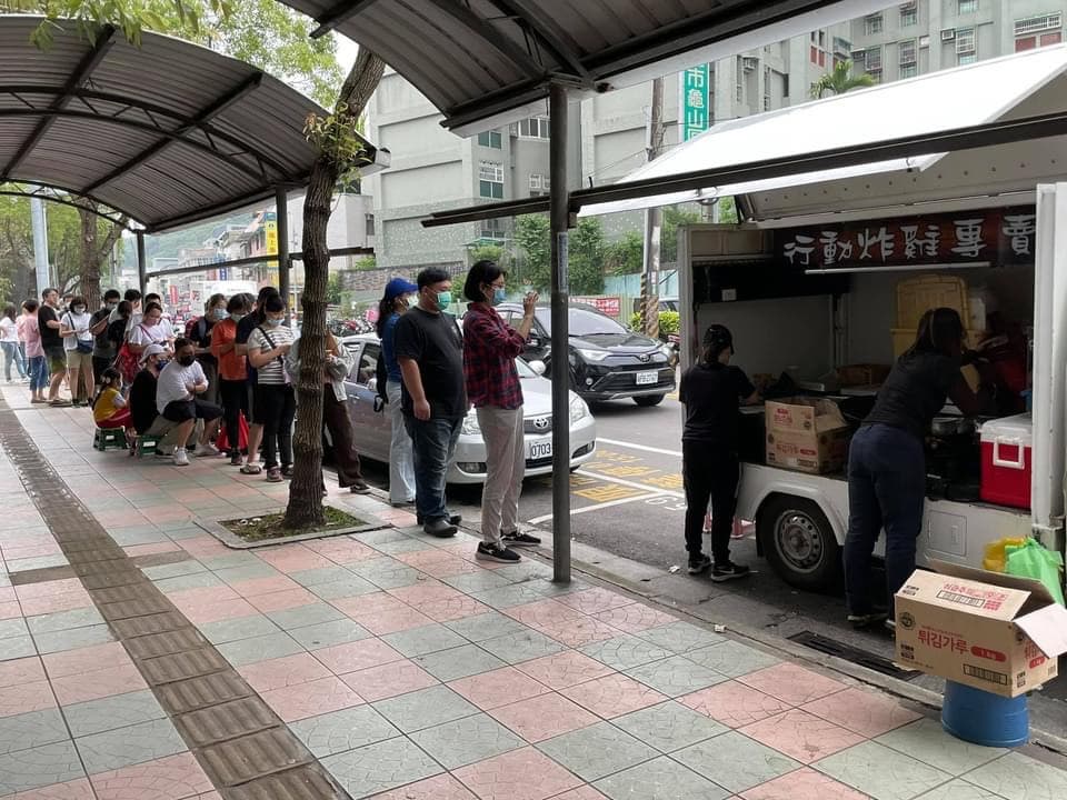 疫情前鼎吉食品採現場排隊制度,擺攤時常會有長長的人龍。(陳葦伶提供)