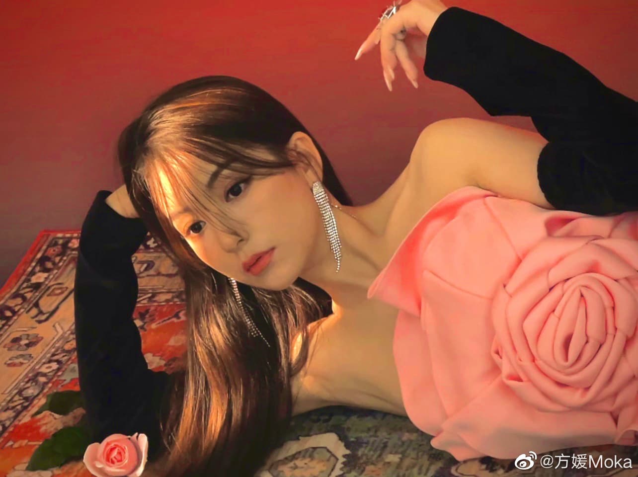 方媛在微博貼出棚拍的美美沙龍照, 天王嫂架勢果然不凡。(翻攝自方媛微博)