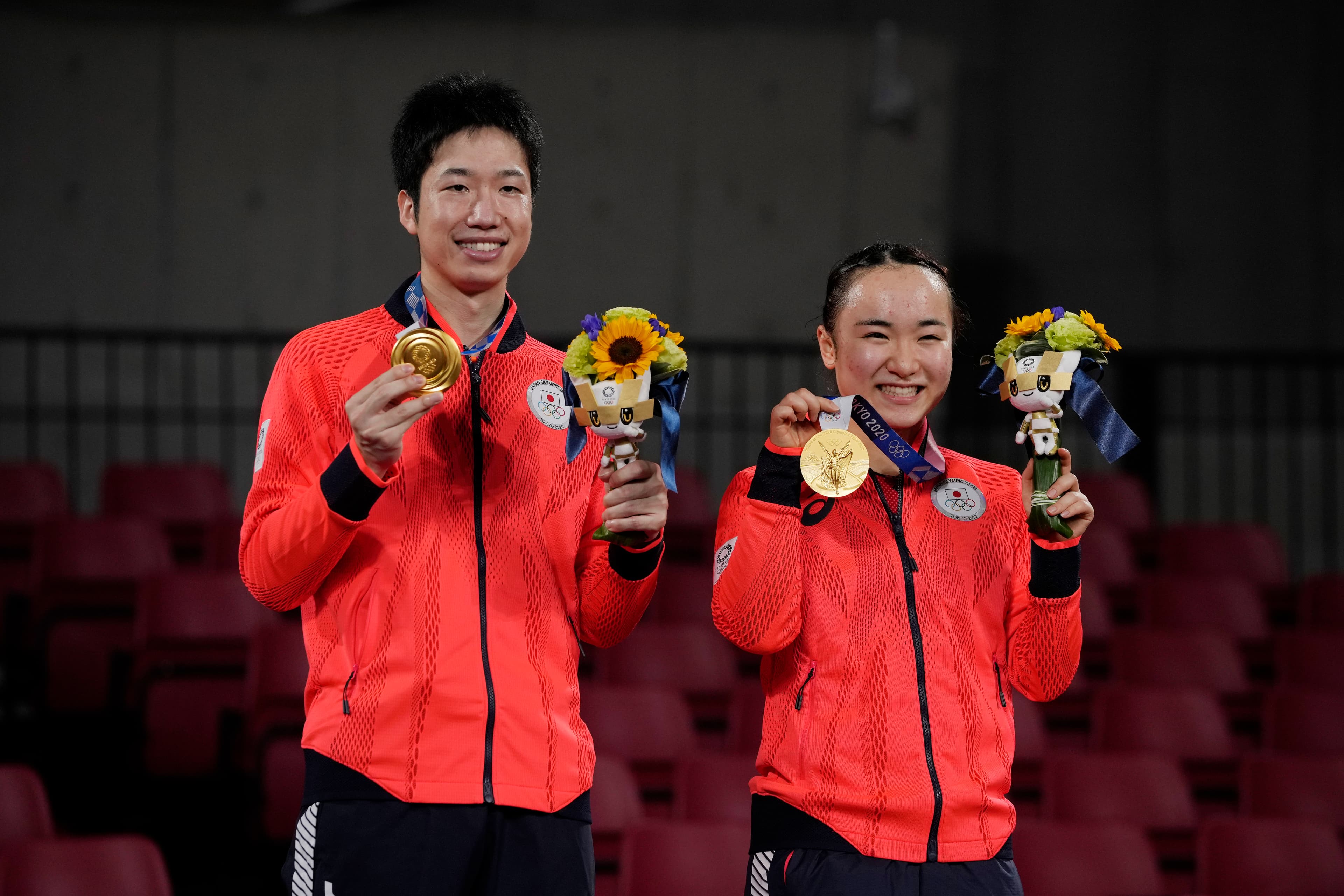 伊藤美誠和水谷隼搭擋桌球混雙,擊敗強敵中國隊,奪得日本首面桌球奧運金牌。(東方IC)