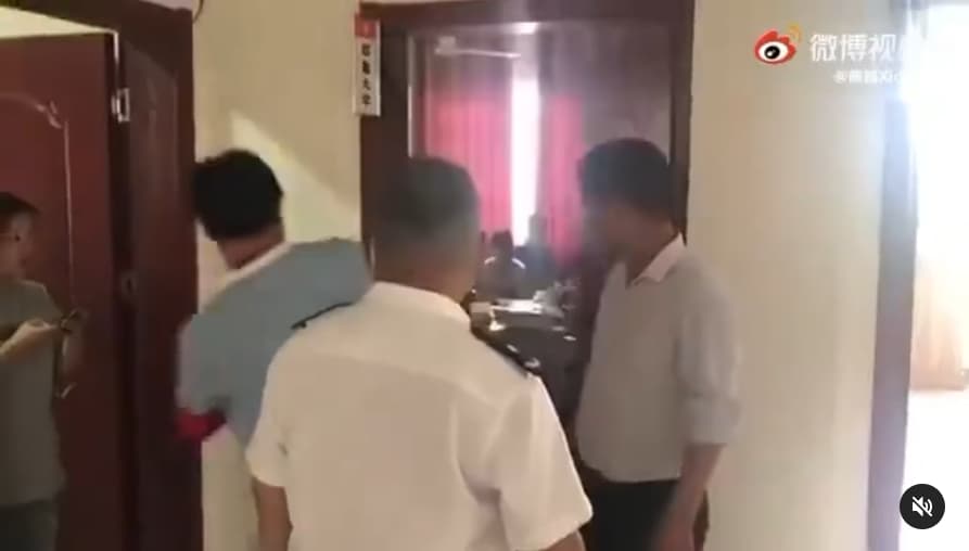執法人員接獲通報有人違規群聚補習，踹門闖入補習教室。（翻攝自網路）
