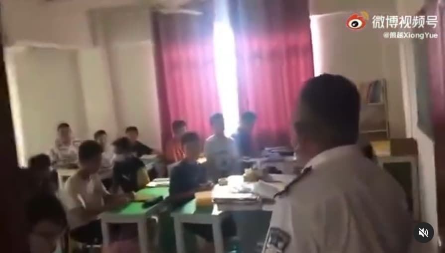 執法人員暴力闖入補習教室，嚇壞整班學生。（翻攝自網路）