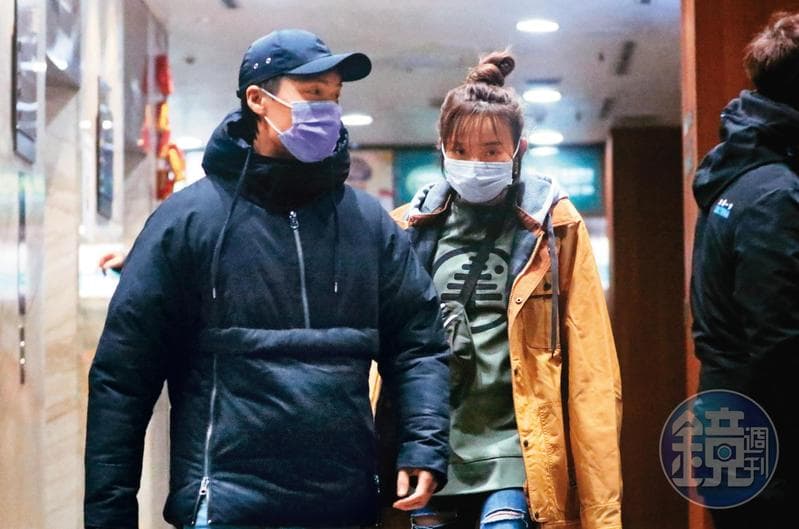 年初愛紗曾被本刊捕捉到與紫罩男的約會畫面。（攝影組）