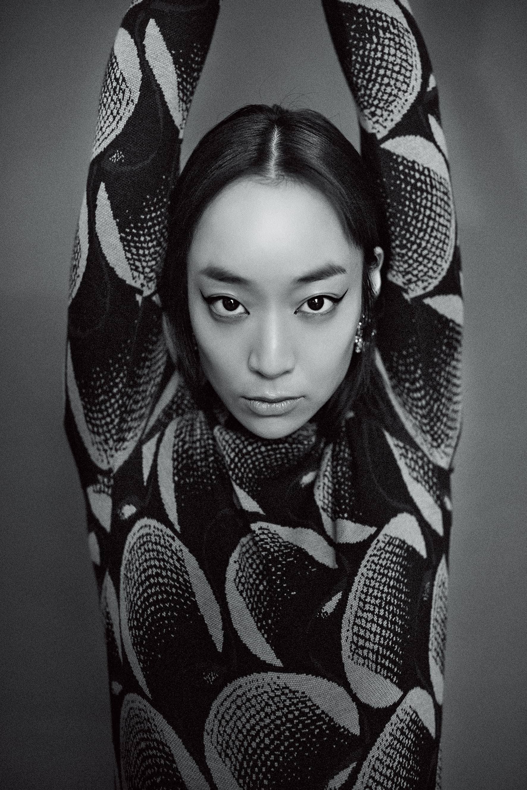 幾何連身服 NT$82,000 by PRADA；幾何緹花襪靴 NT$50,000 by PRADA；五件組鍍金純銀戒指 NT$29,700 by BOTTEGA VENETA；Millenia穿孔耳環 NT$6,490 by SWAROVSKI。