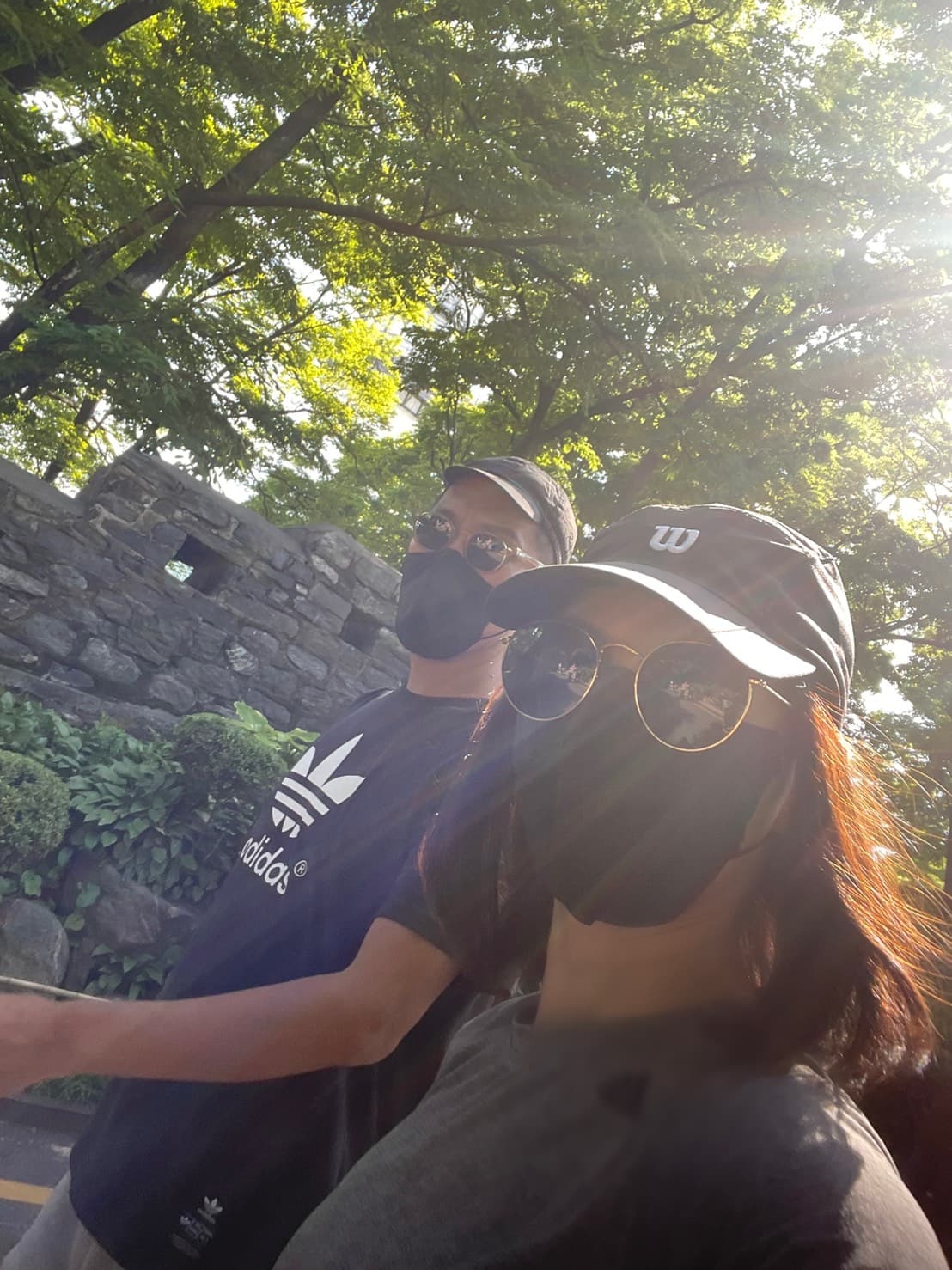 疫情關係,許茹芸和老公回首爾後,只能戴著口罩去爬山。(許茹芸提供)